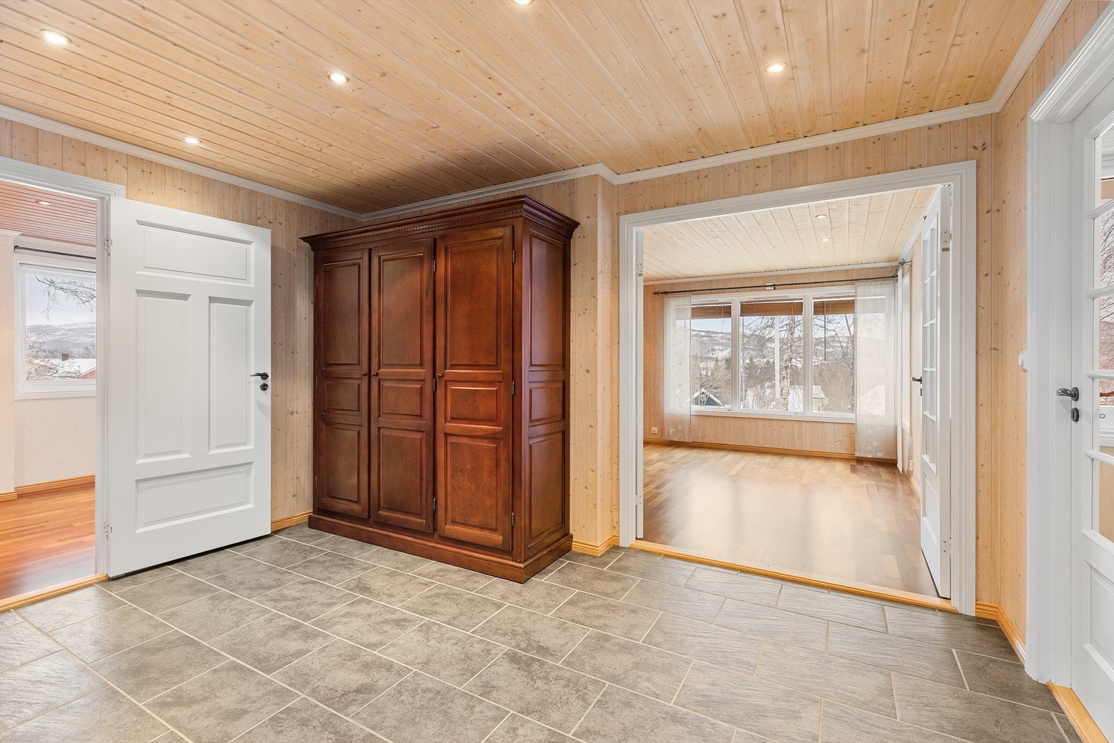 Sikringsskap i første etasje med automatsikringer og 63-ampers overlastningsvern.
I garasjen er det et eget sikringsskap for kursene i garasjen. El-nettet er oppgradert i 2004-2007, blant annet i forbindelse med oppussing av bad og kjøkken. Se takst Galleribilde