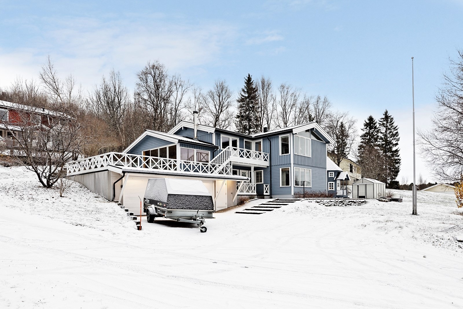 Integrert garasje og god oppstillingsplass. Garasjen ble oppført som tilbygg i 1986. Det er montert elbil-lader i 2017. Galleribilde