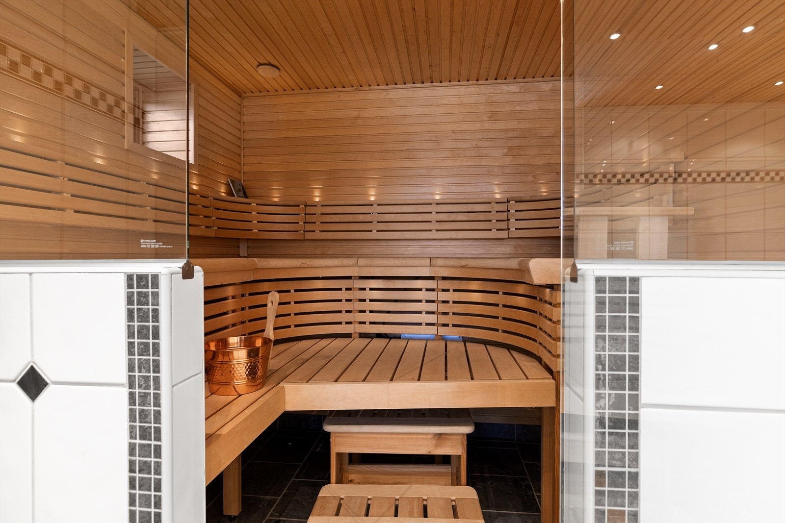 Badstue med elektrisk badstuovn Galleribilde