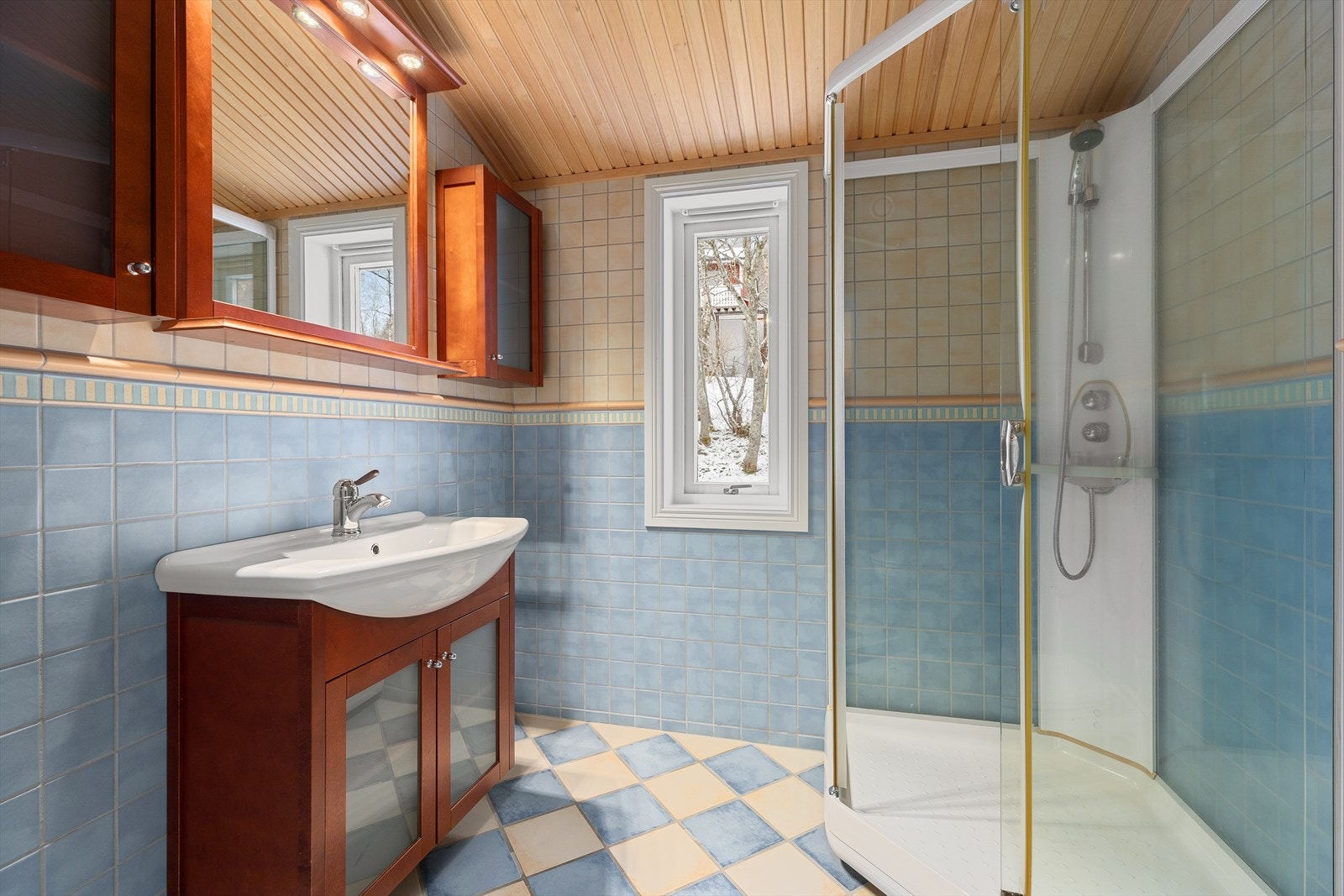 Bad 2. etg. Rommet har vannbåren gulvvarme. Galleribilde