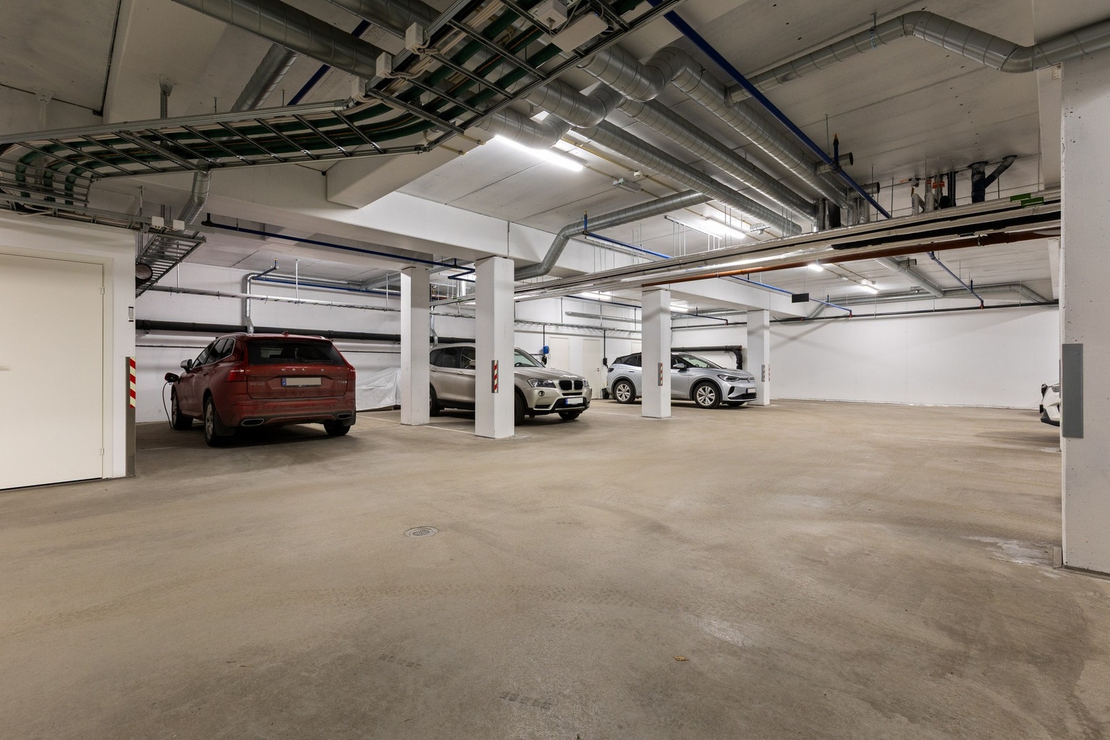 Parkeringsplass i oppvarmet parkeringsanlegg Galleribilde