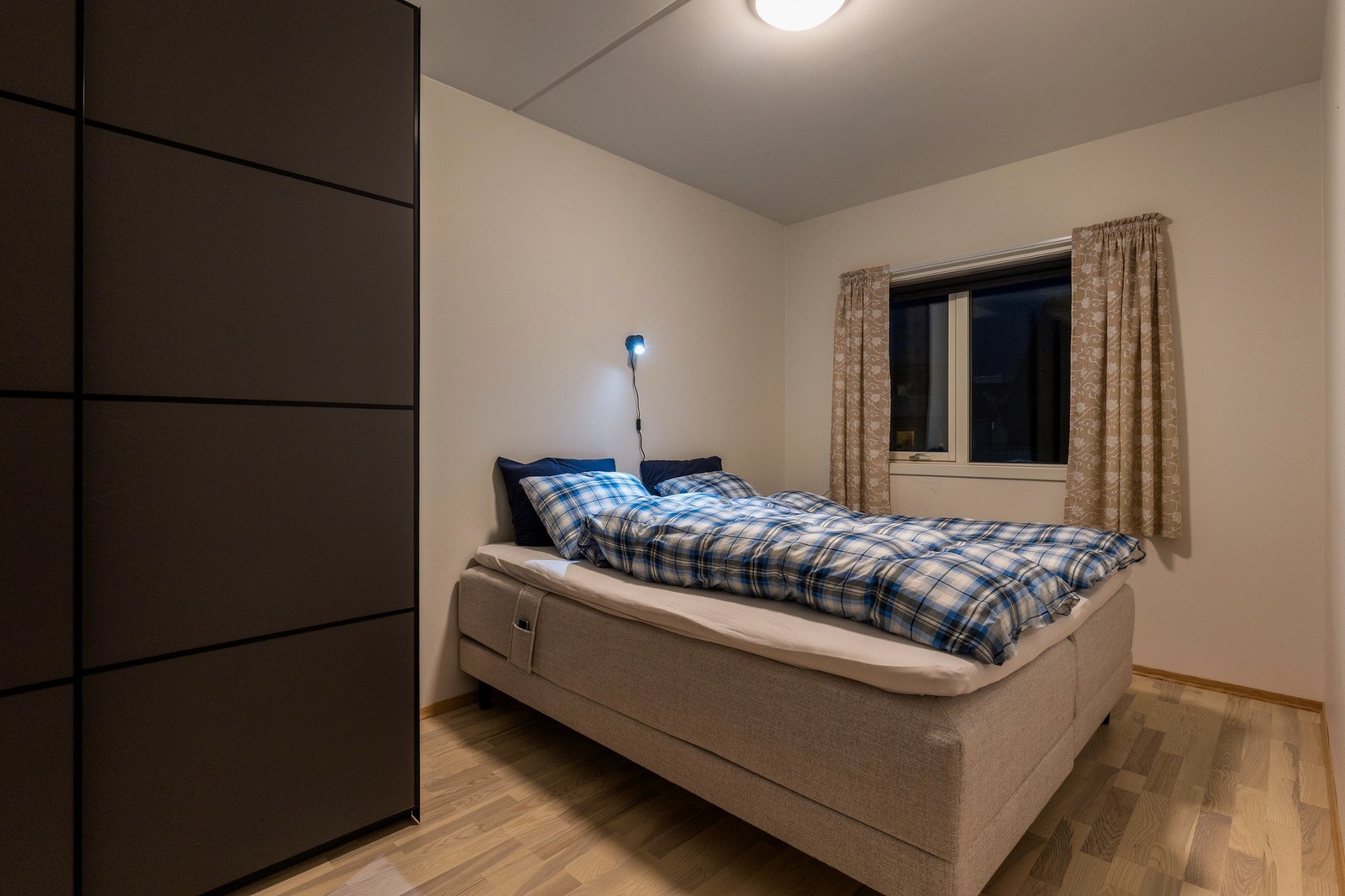 Hovedsoverom. Soverommet har vindu ut mot bakgården Galleribilde