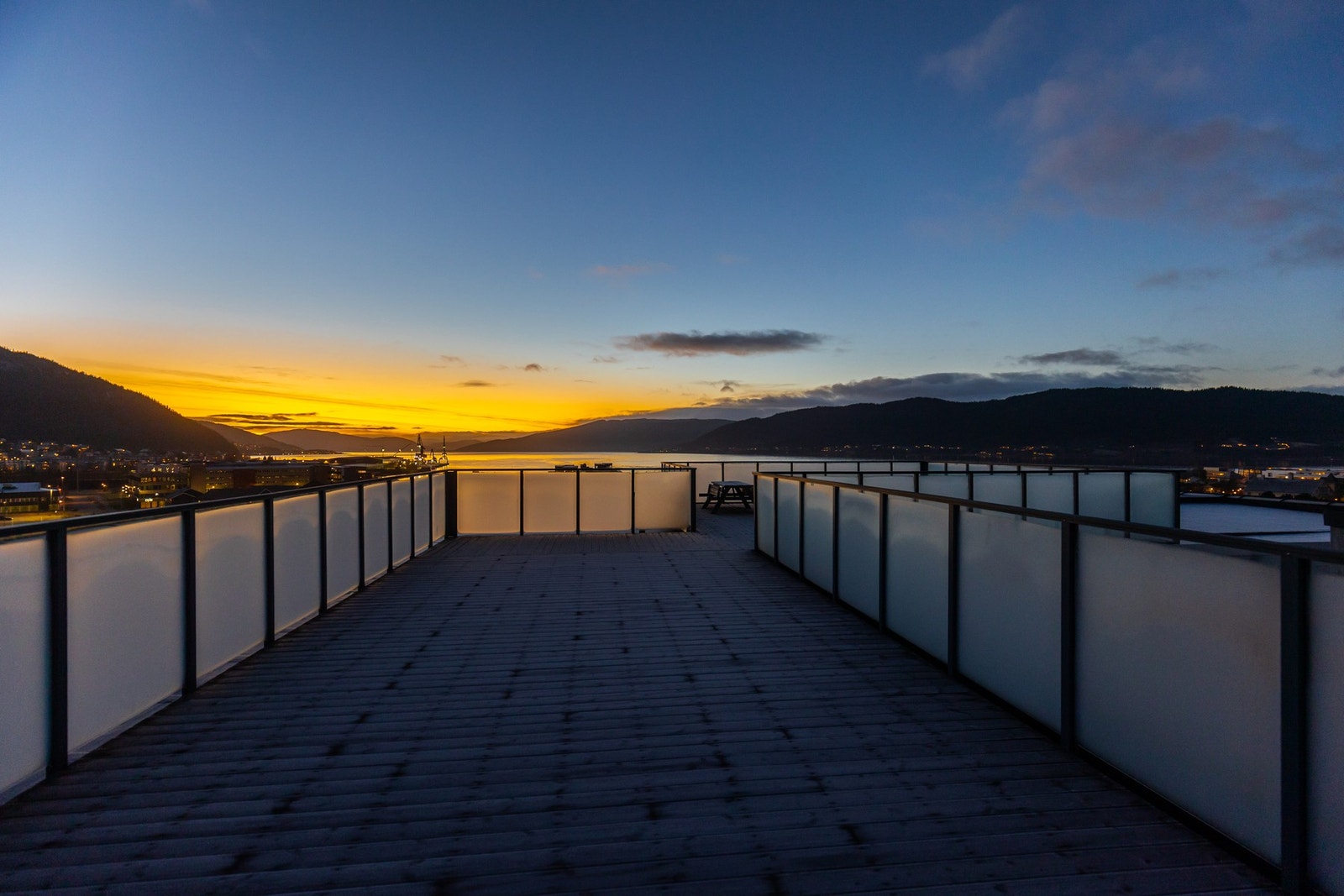Takterrassen er utstyrt med benker for beboerne Galleribilde