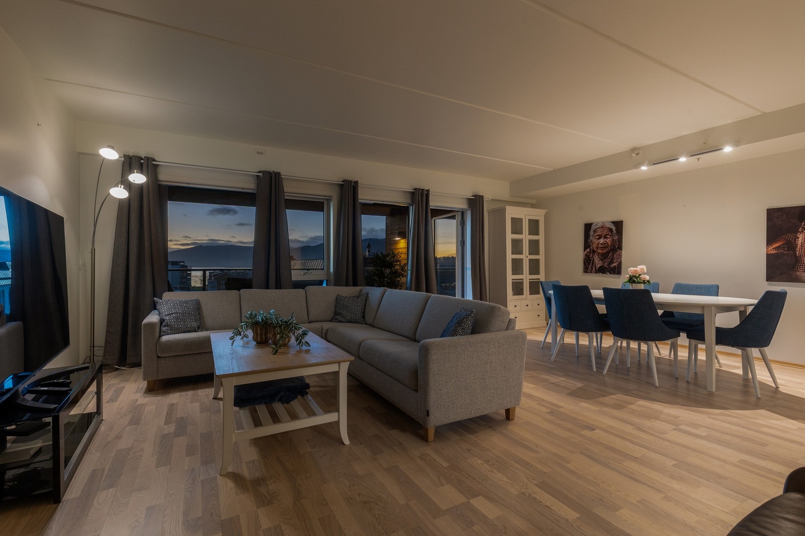 Her har du god plass til stort spisebord og i tillegg et samlingspunkt rundt tv-en Galleribilde