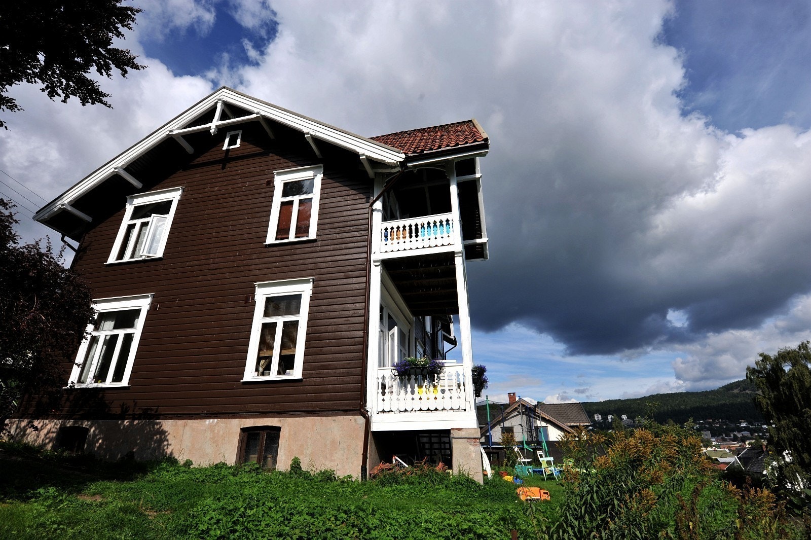 Hage (fellesareal) på fremsiden av boligen Galleribilde