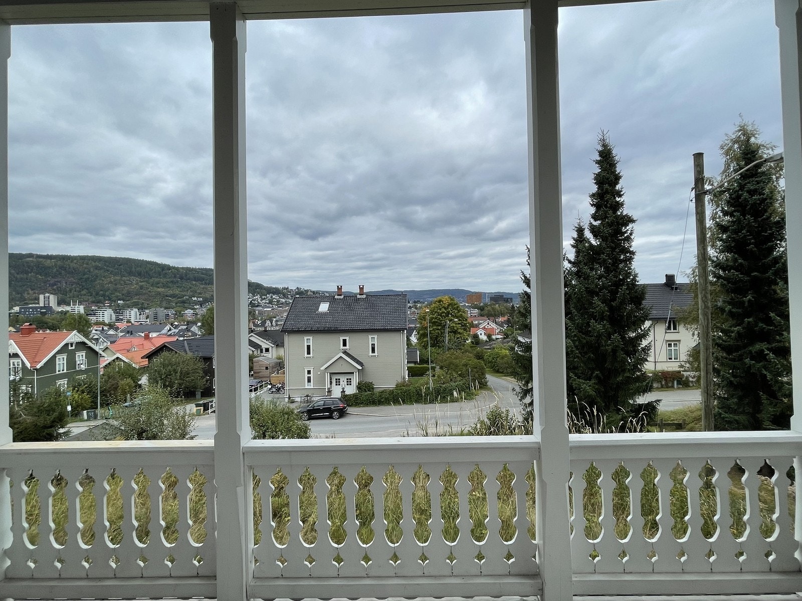 Fra verandaen er det flott utsikt utover Drammen Galleribilde