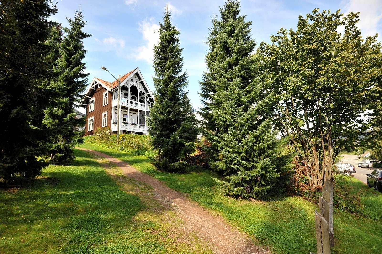 Det finnes flere gangveier og stier ned mot sentrum Galleribilde