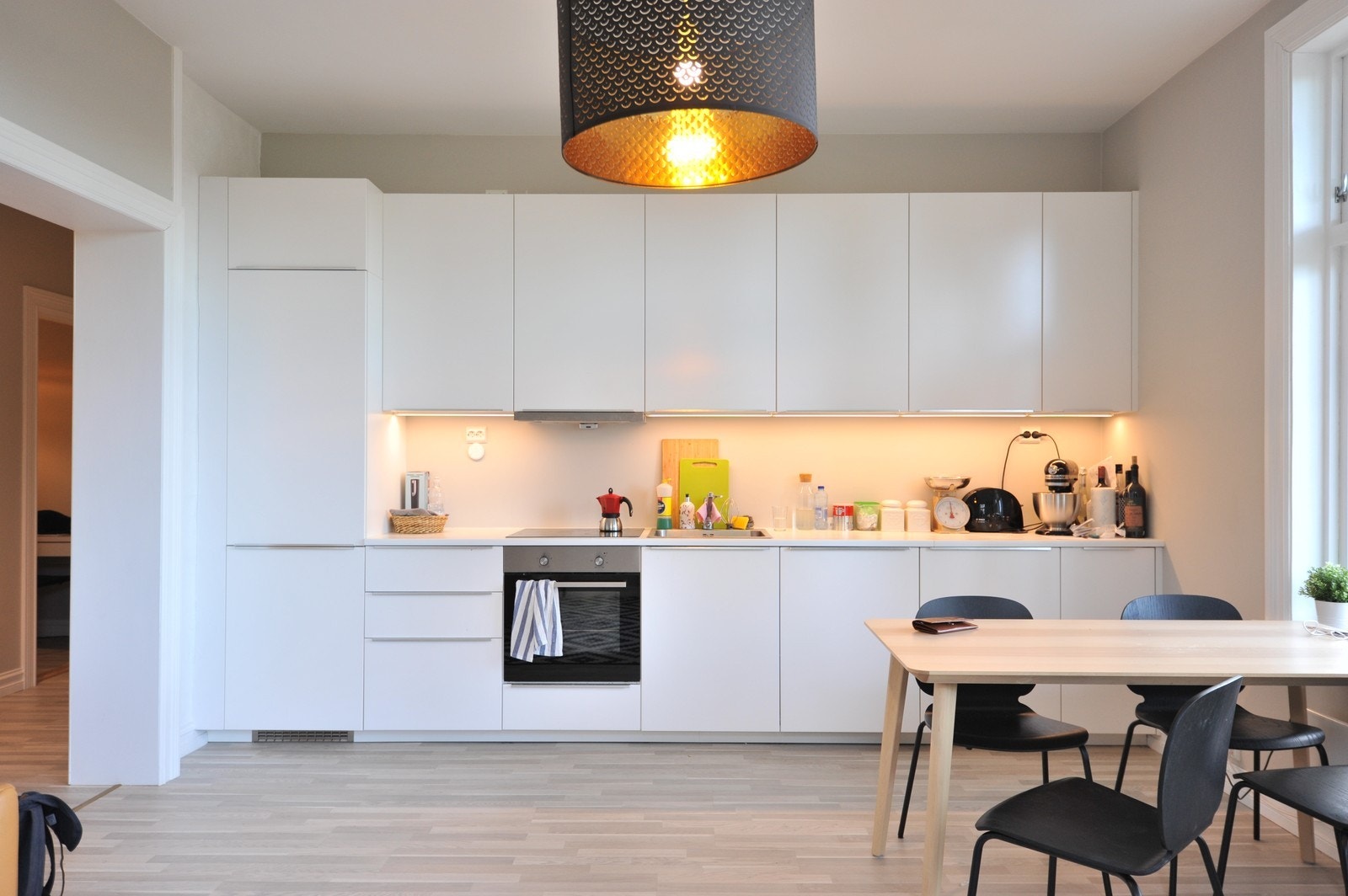 Kjøkken med integrerte hvitevarer Galleribilde