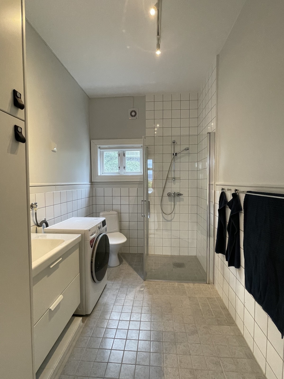 Bad/WC med varmekabler, dusjhjørne og vaskemaskin Galleribilde