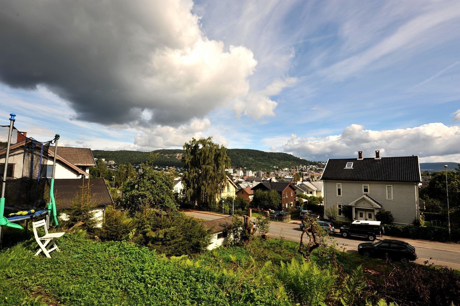 Fin utsikt fra hagen (fellesareal) mot sentrum Galleribilde