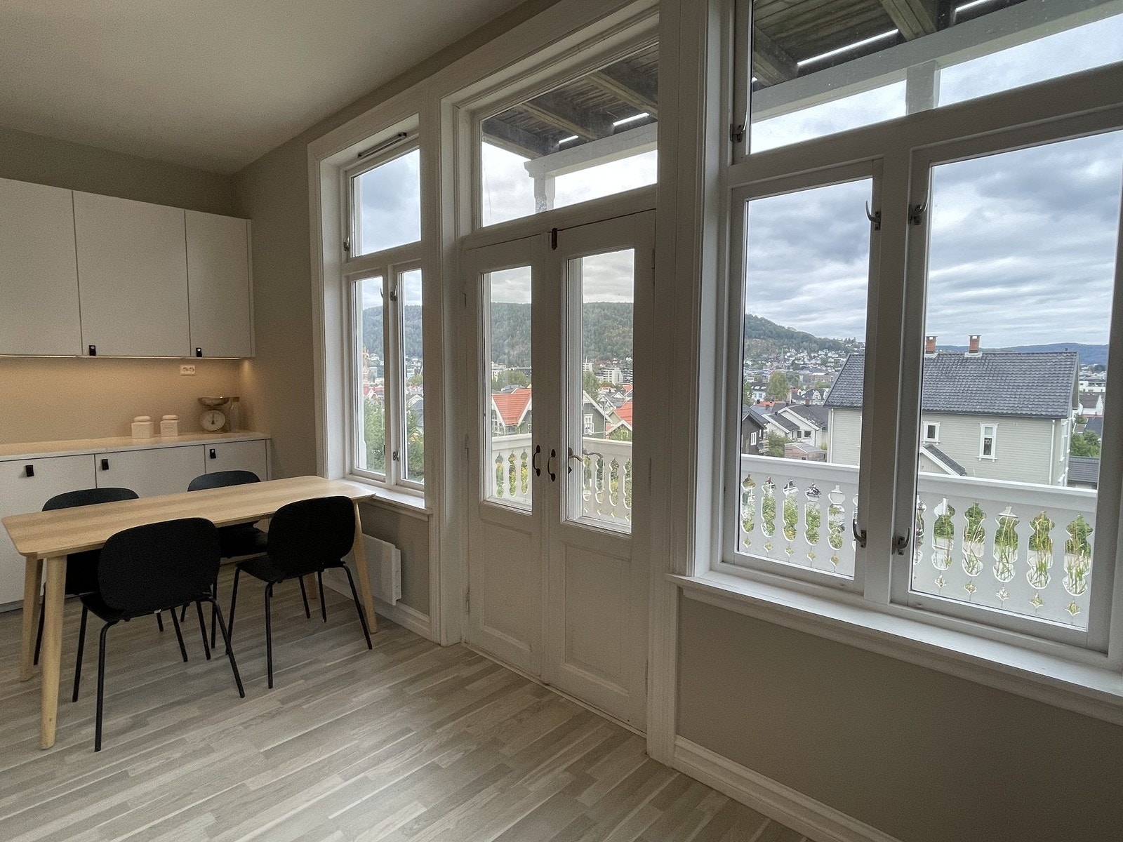 Fra stue/kjøkken er det utgang til veranda Galleribilde