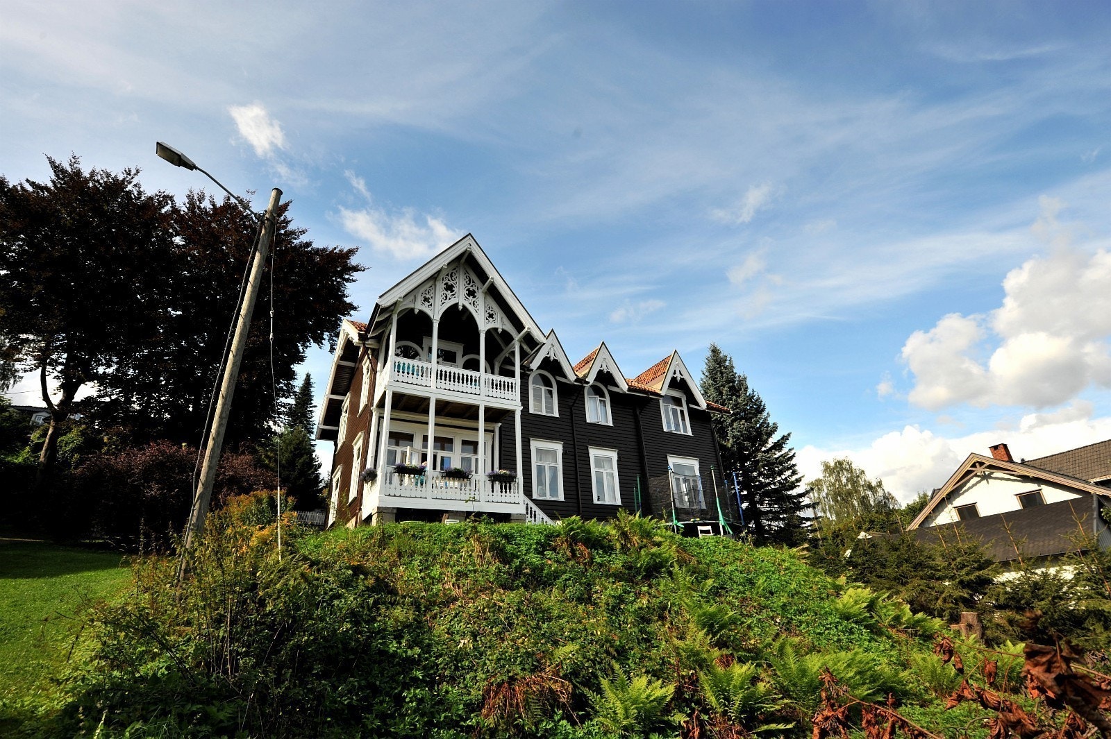 Boligen ligger på en liten høyde, med god avstand til naboer Galleribilde