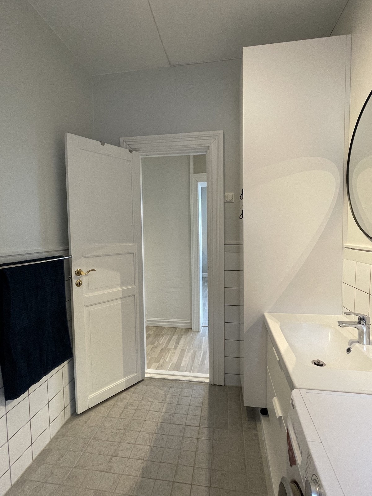 Badet har gode oppbevaringsmuligheter, med knagger, høyskap og skuffer Galleribilde