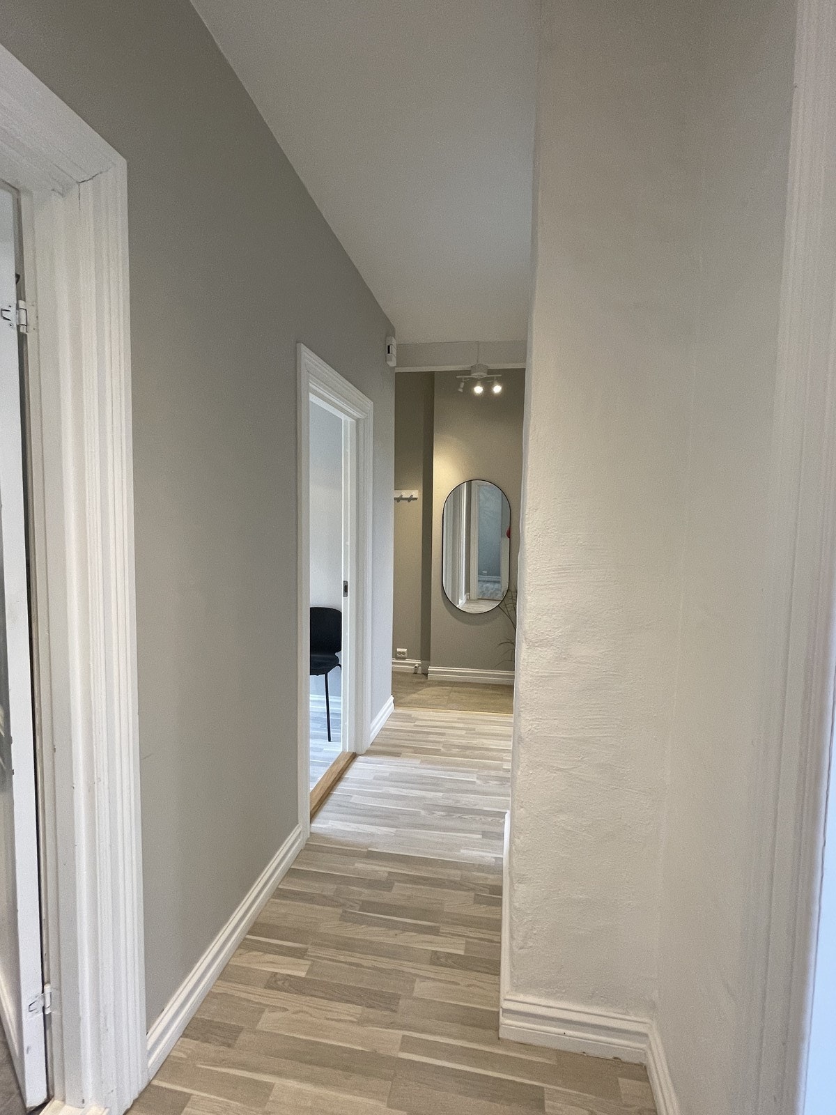 Hele leiligheten er malt i lyse og tidsriktige farger Galleribilde