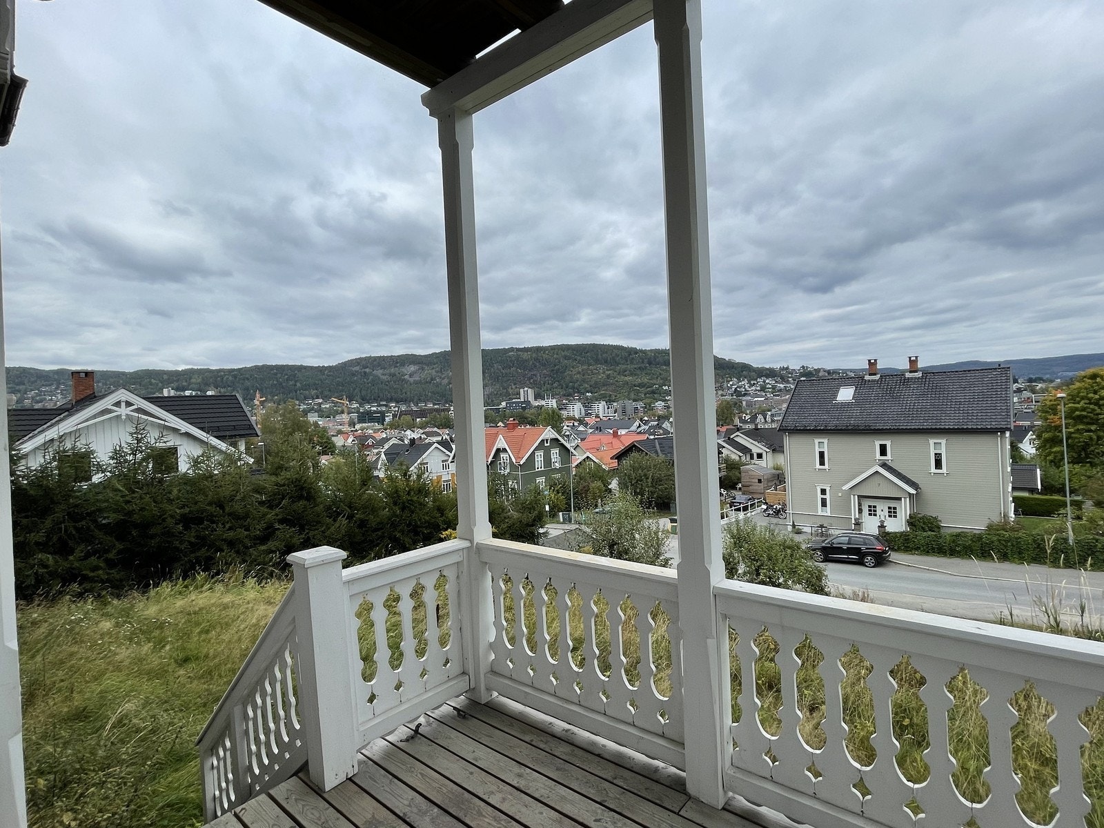 Fra verandaen er det trapp ned til hagen Galleribilde