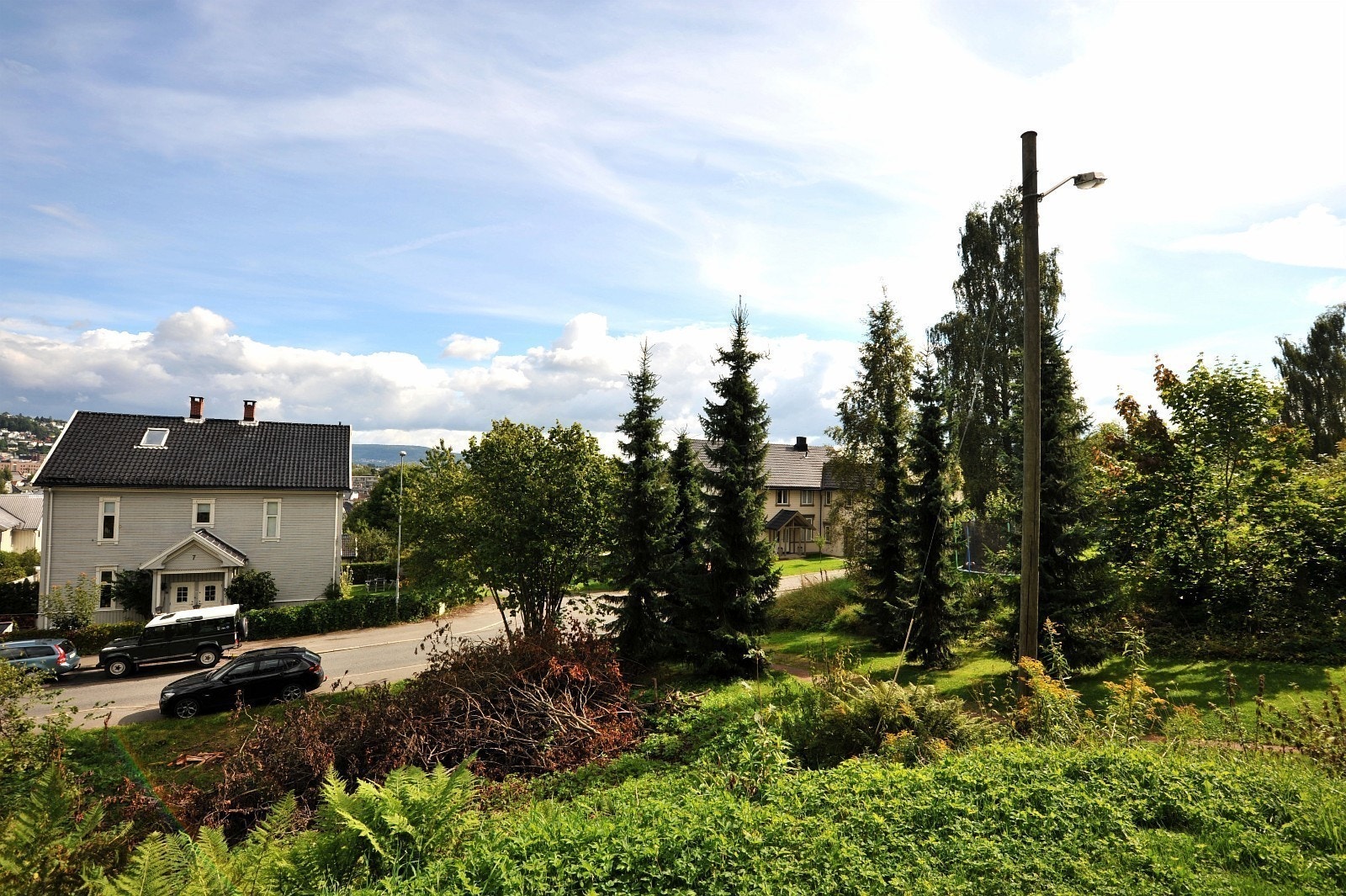 Fin utsikt fra hagen (fellesareal) mot sentrum Galleribilde