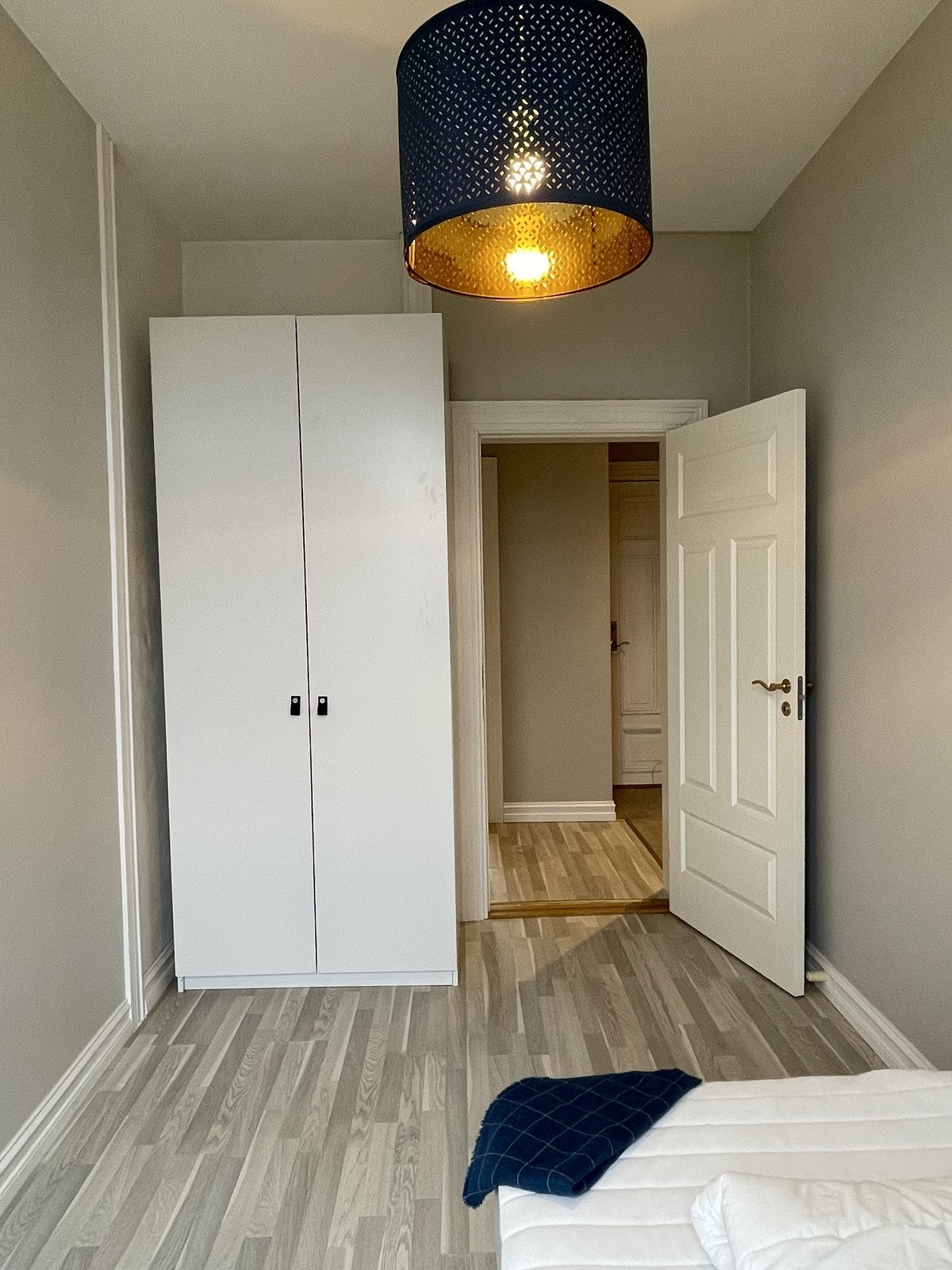 Også dette soverommet har garderobeskap Galleribilde