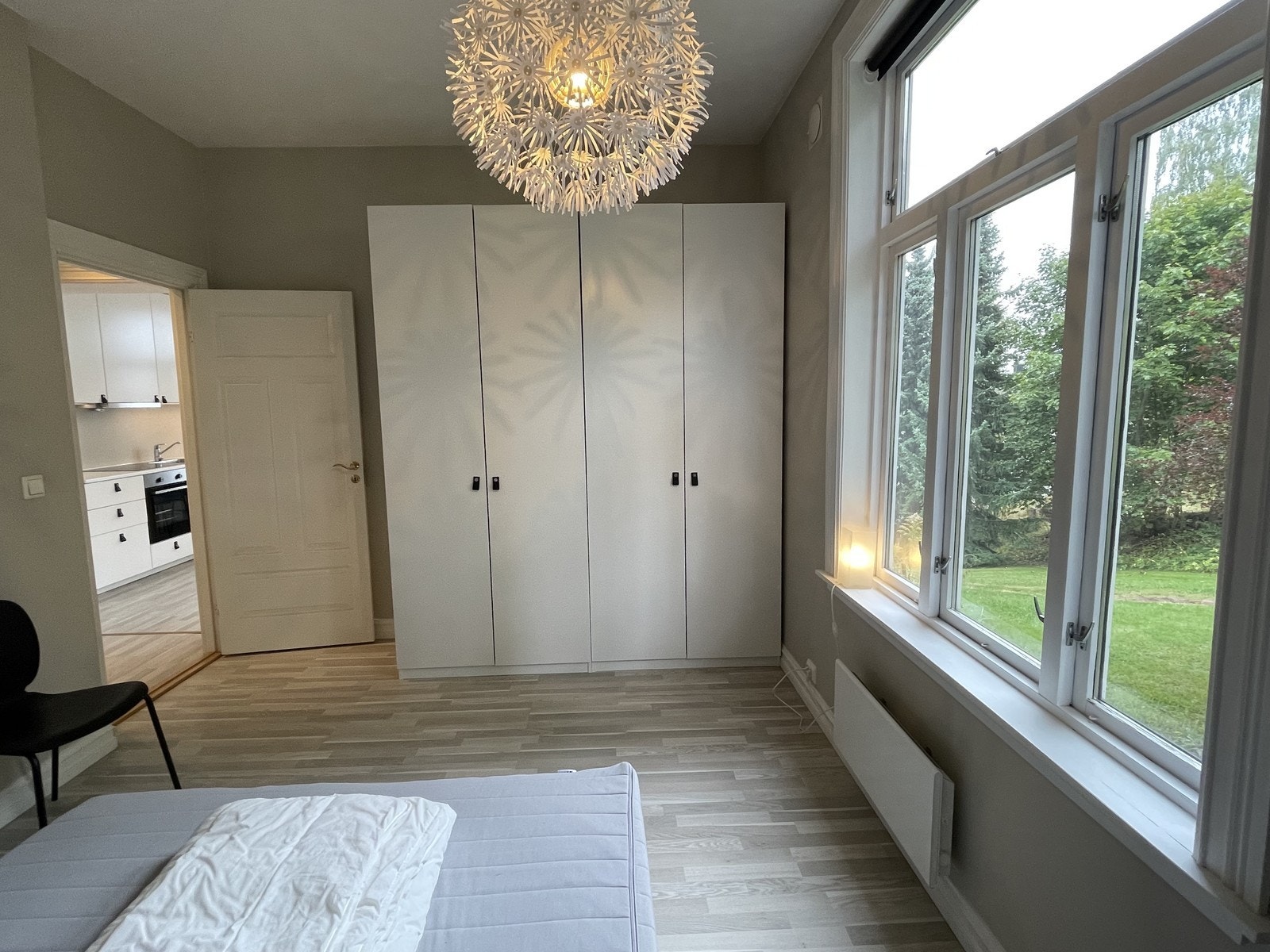 Hovedsoverommet har rikelig med garderobeplass Galleribilde