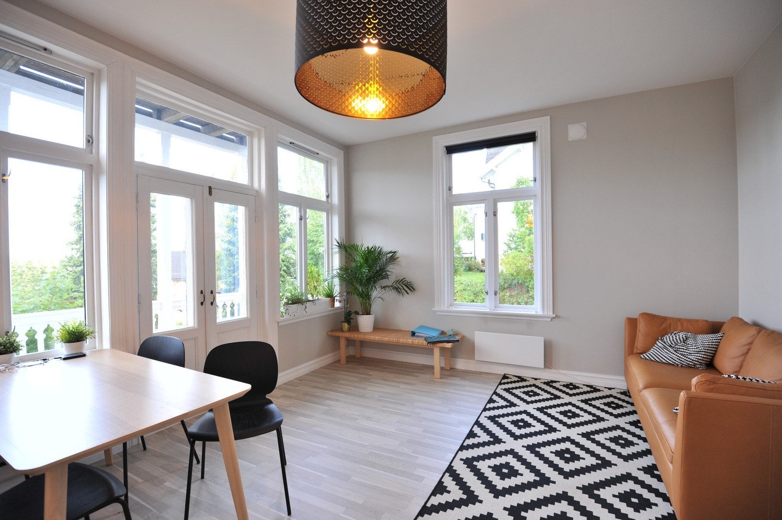 Stue med åpen kjøkkenløsning Galleribilde