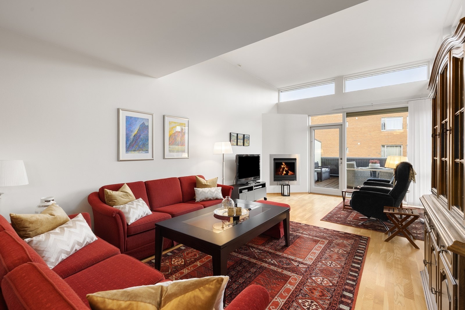 I boligens 2. etasje er det en luftig stue med god takhøyde og mye naturlig lys fra store vindusflater. Galleribilde