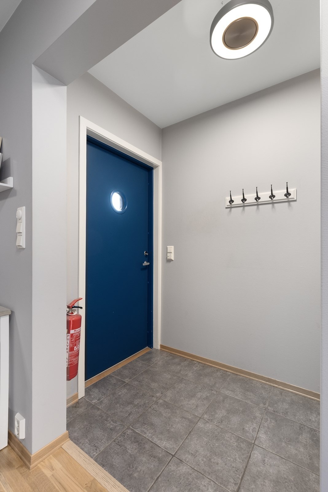 Velkommen inn til lys og trivelig entré med fin plass til sko- og yttertøy. Galleribilde