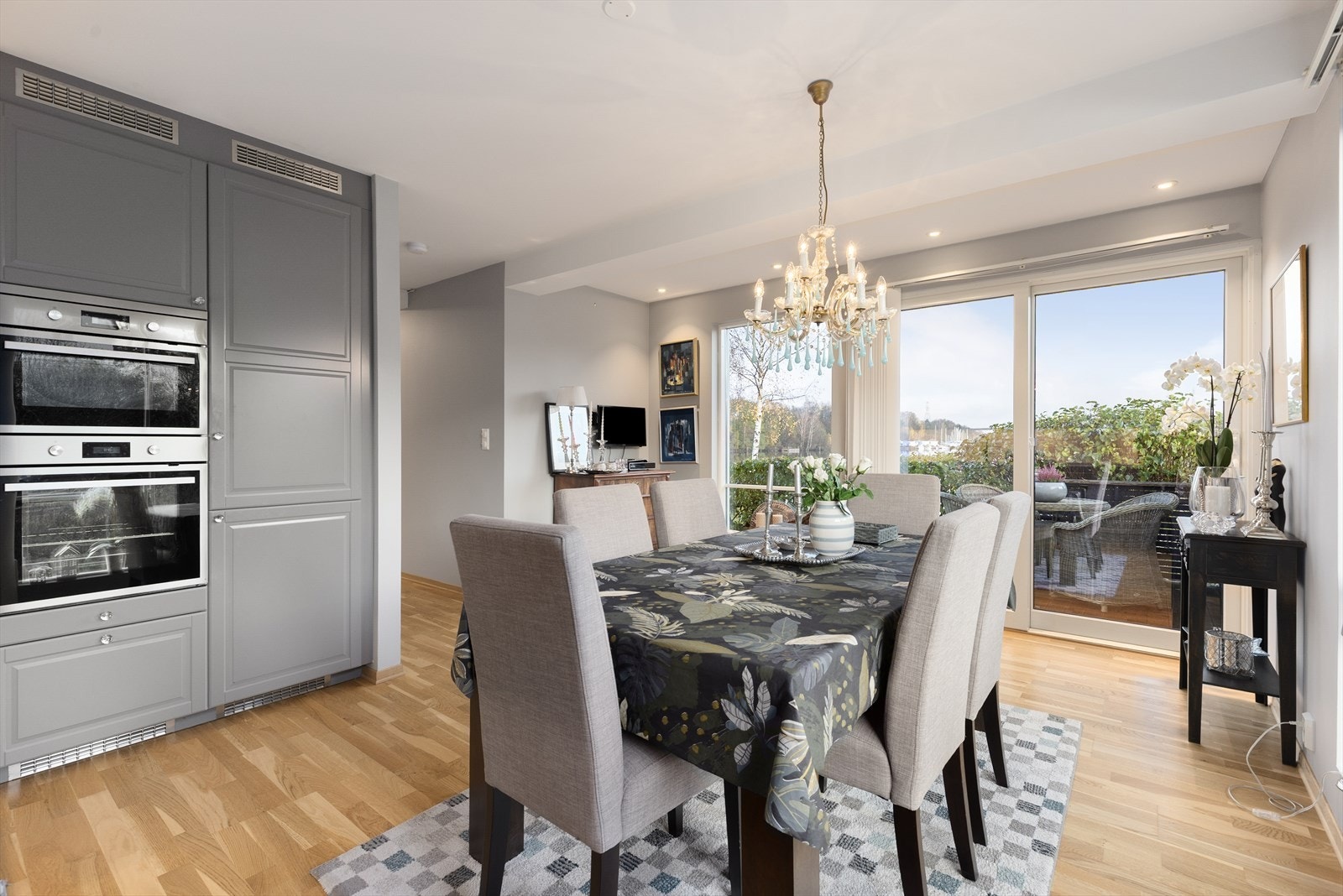 I forbindelse med kjøkkenet er det god plass til spisestue. Her er det store og gode vindusflater som slipper inn rikelig med naturlig lys. Galleribilde