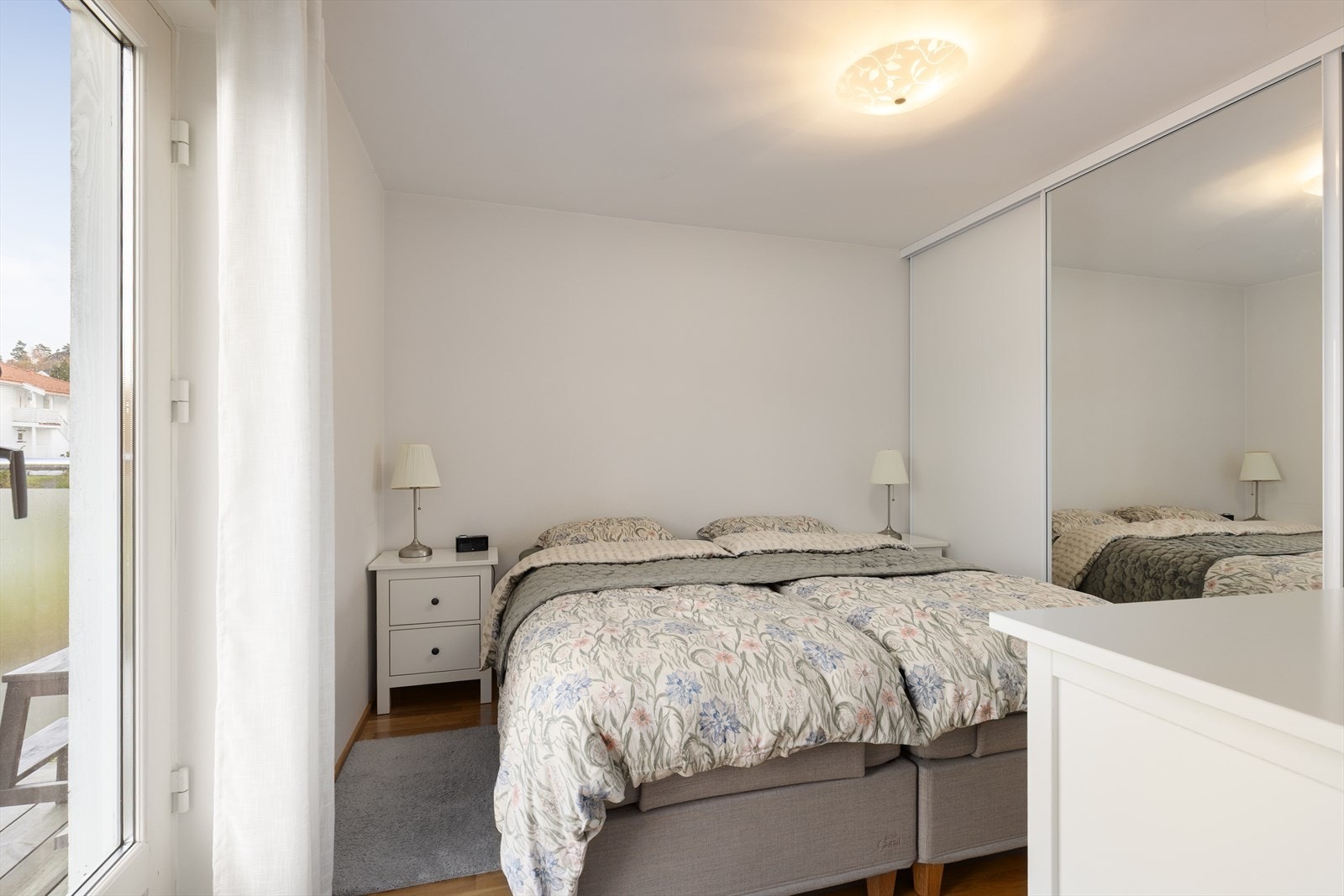 På soverommet er det romslig skyvedørsgarderobe som gir godt med oppbevaringsplass til klær. Galleribilde