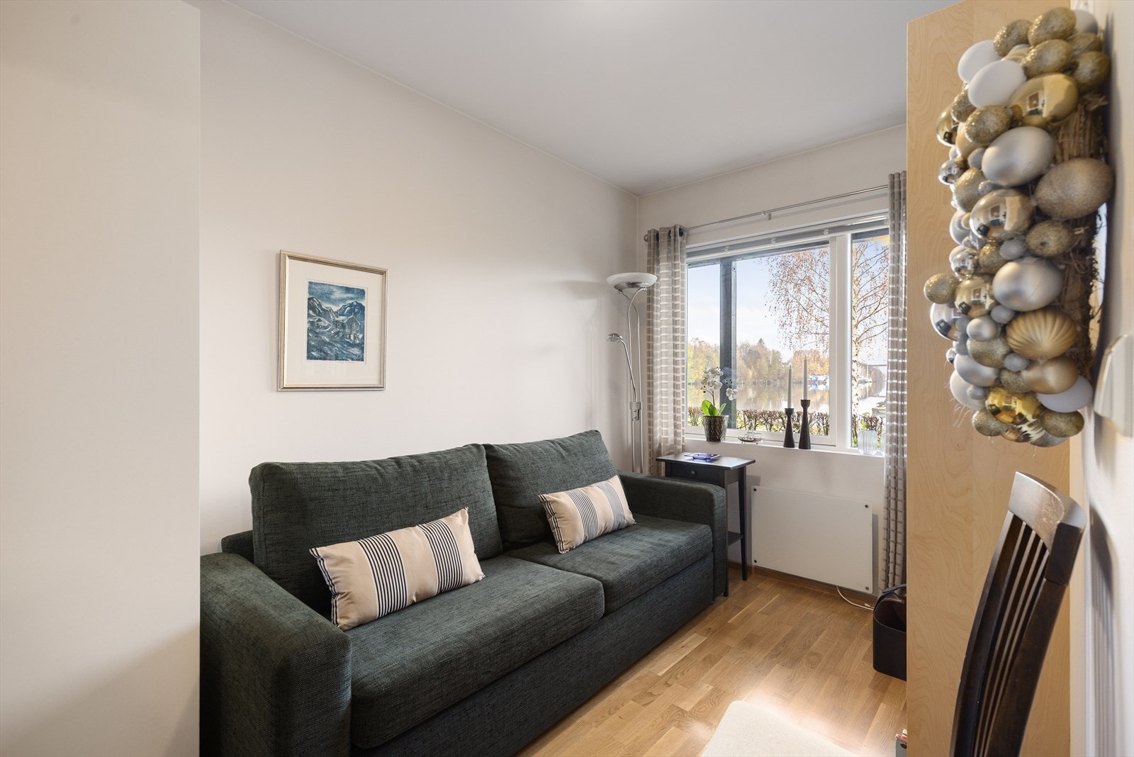 Soverom nr. 3. Overflater på soverommene består av parkett på gulv, malte lyse vegger og malt himling. Galleribilde