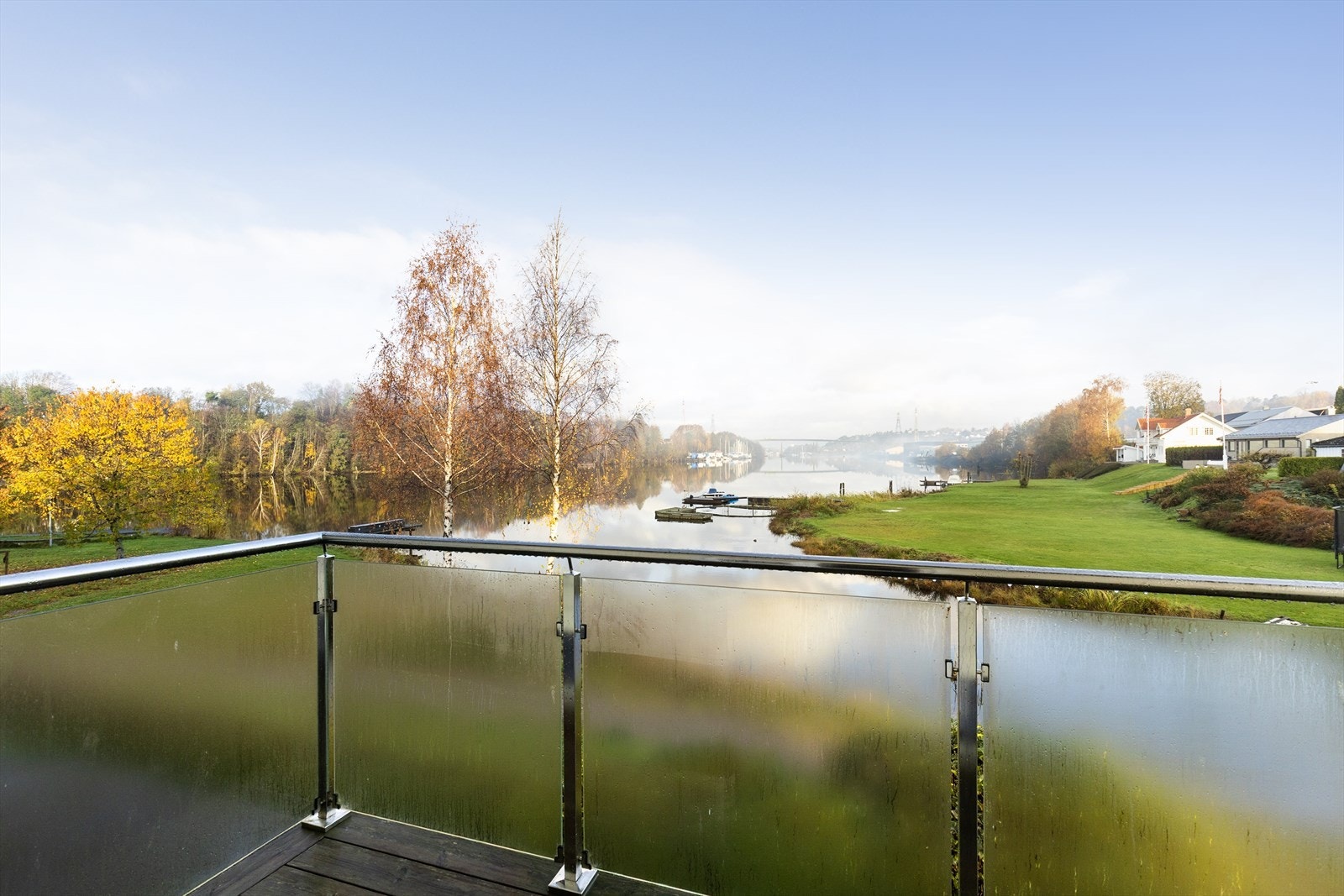 Fra soverommet i 2. etasje er det utgang til hyggelig balkong med plass til cafesett. Galleribilde
