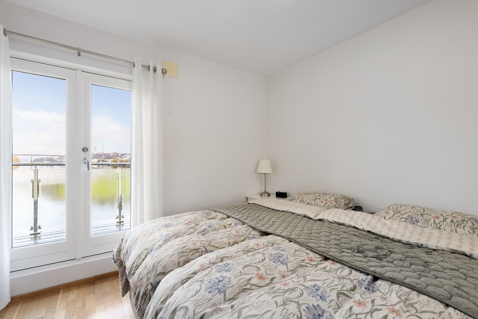 Soverommet som ligger i 2. etasje har god størrelse med fin plass til seng og garderobeløsning Galleribilde