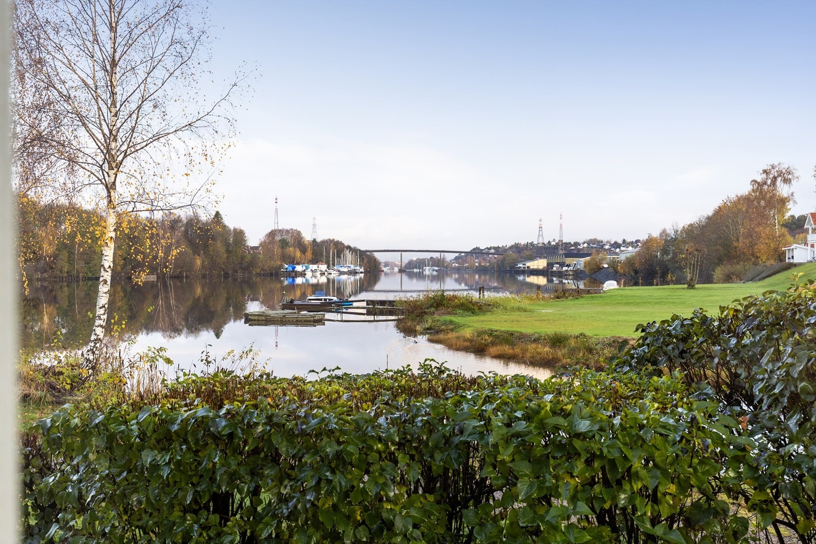 Innbydende og velholdt halvpart tomannsbolig med pene overflater og flott utsikt. Galleribilde