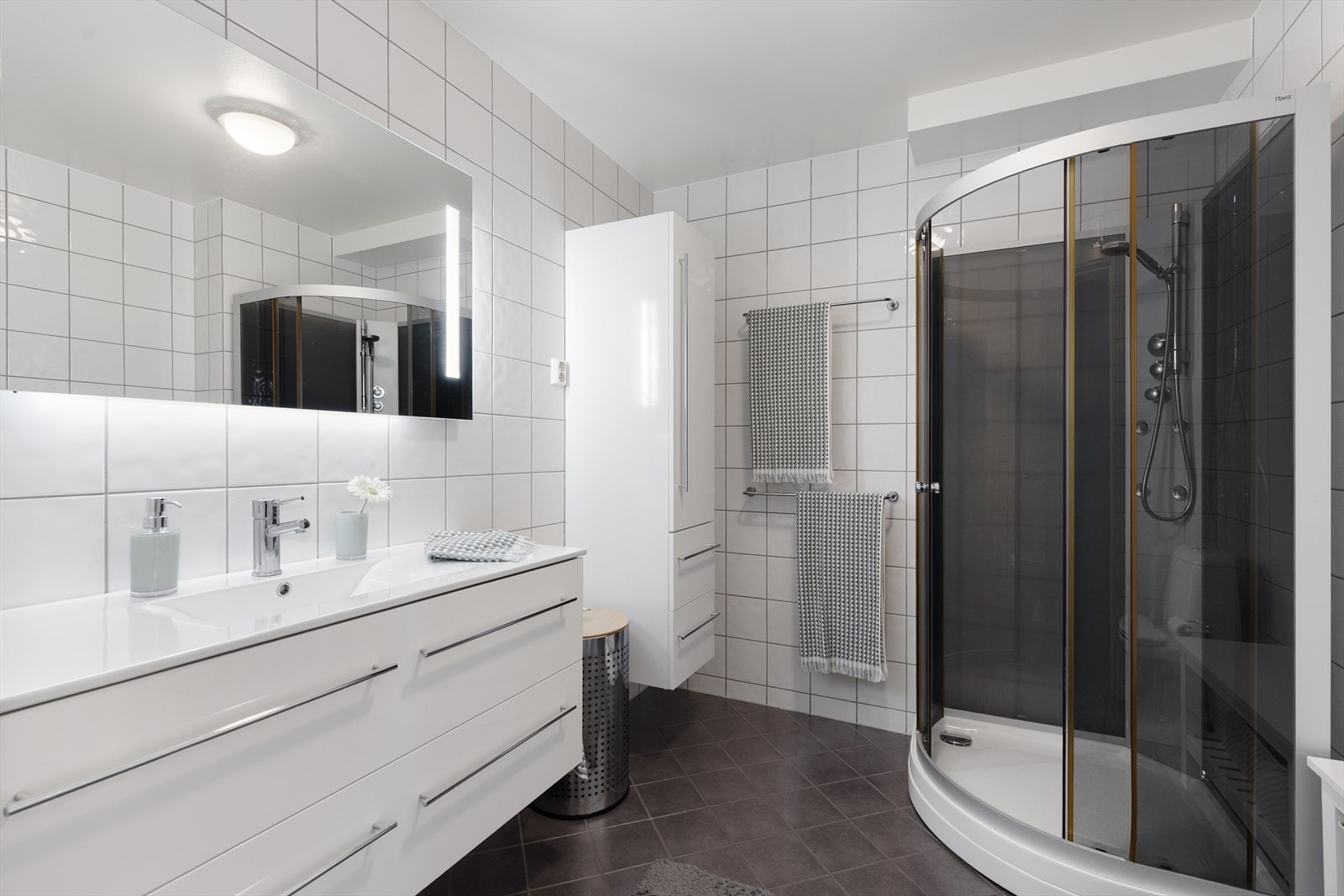 Badene har flis på gulv samt vegg og malt himling. Galleribilde