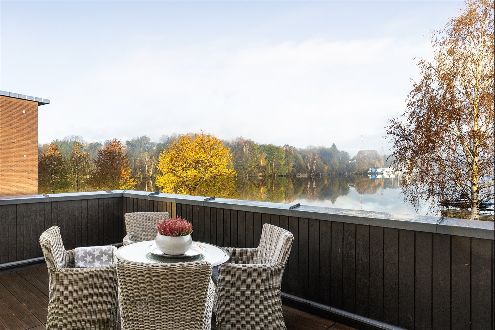 Her kan man nyte utsikten og lange sommerdager med sen kveldssol. Galleribilde