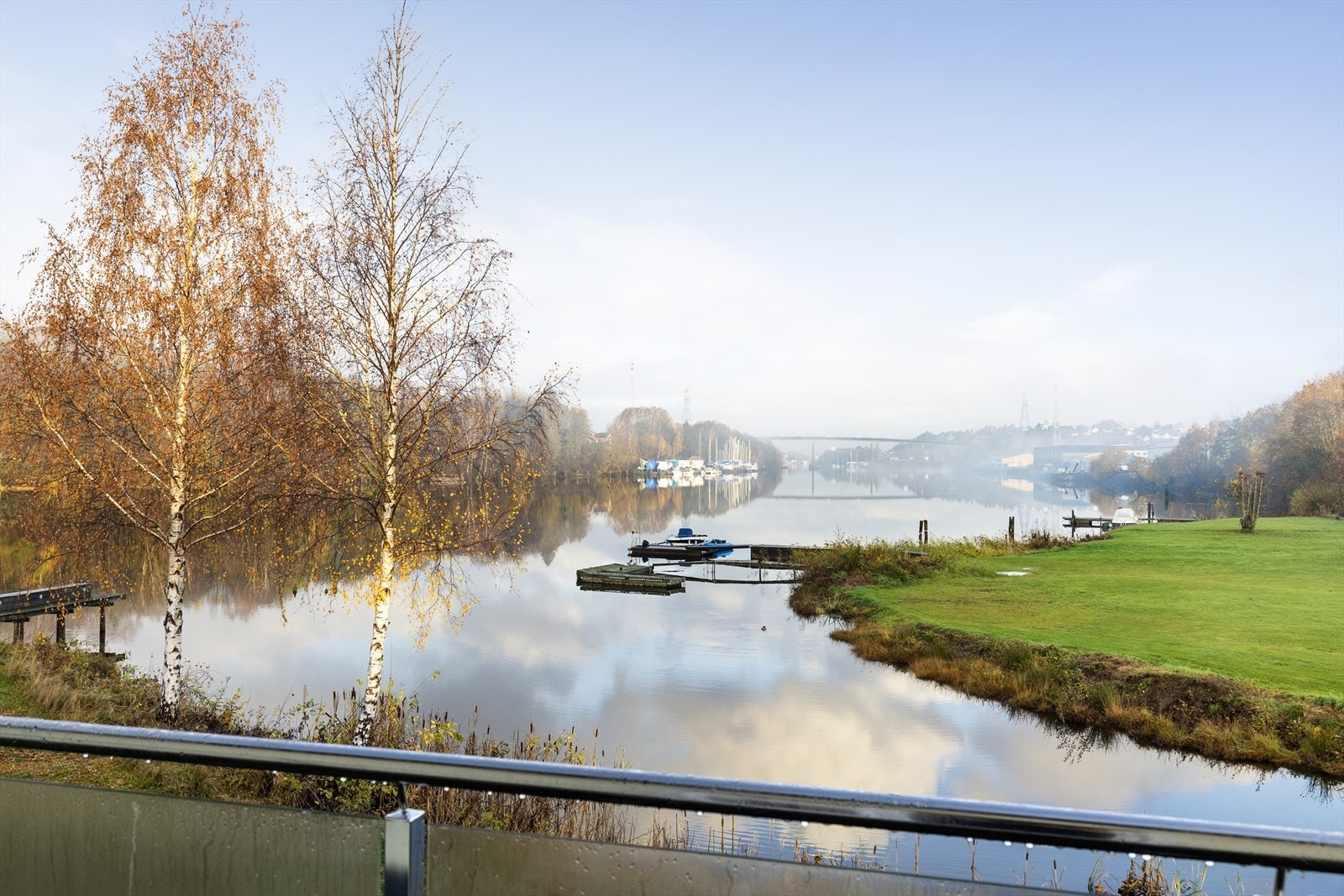 Fra balkongen har du flott utsikt mot elva. Galleribilde