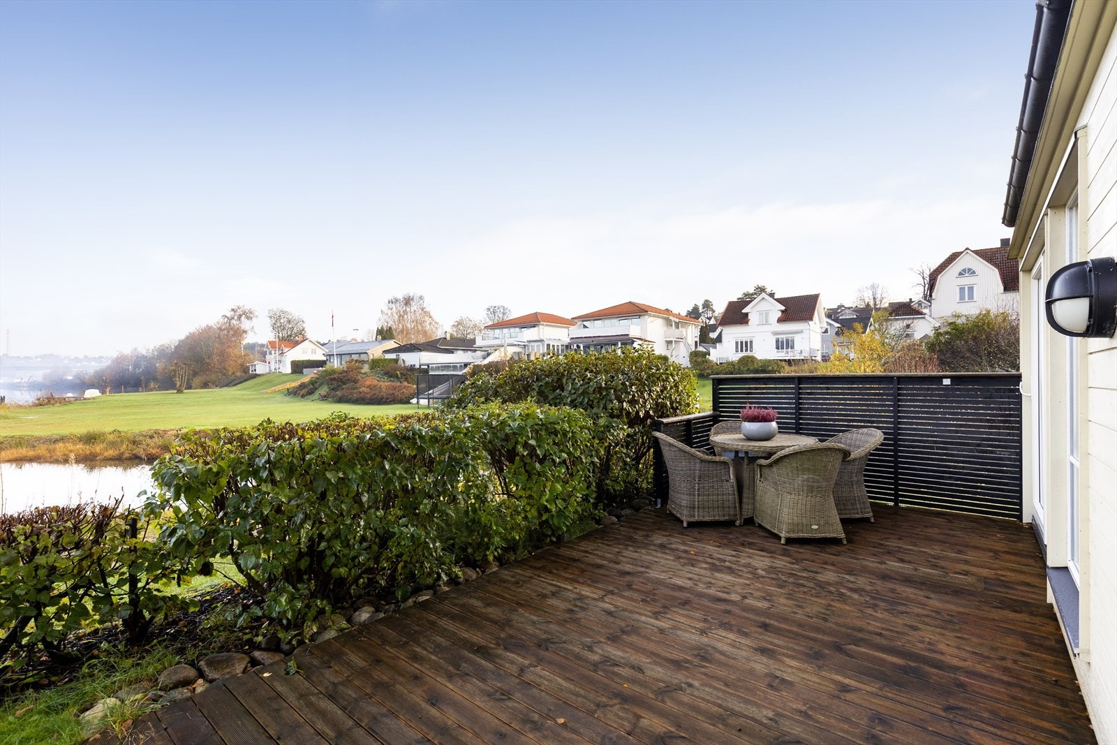 Her sitter du skjermet til med spilevegg og hekk. Galleribilde