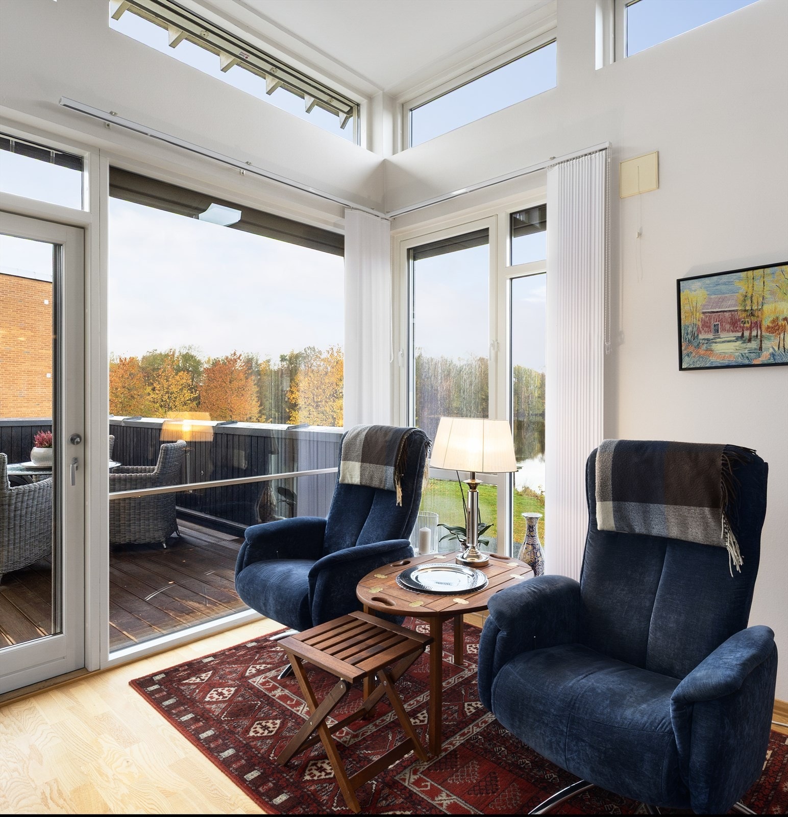 Fra stuen er det utgang til solrik terrasse med god plass til utemøblement. Galleribilde