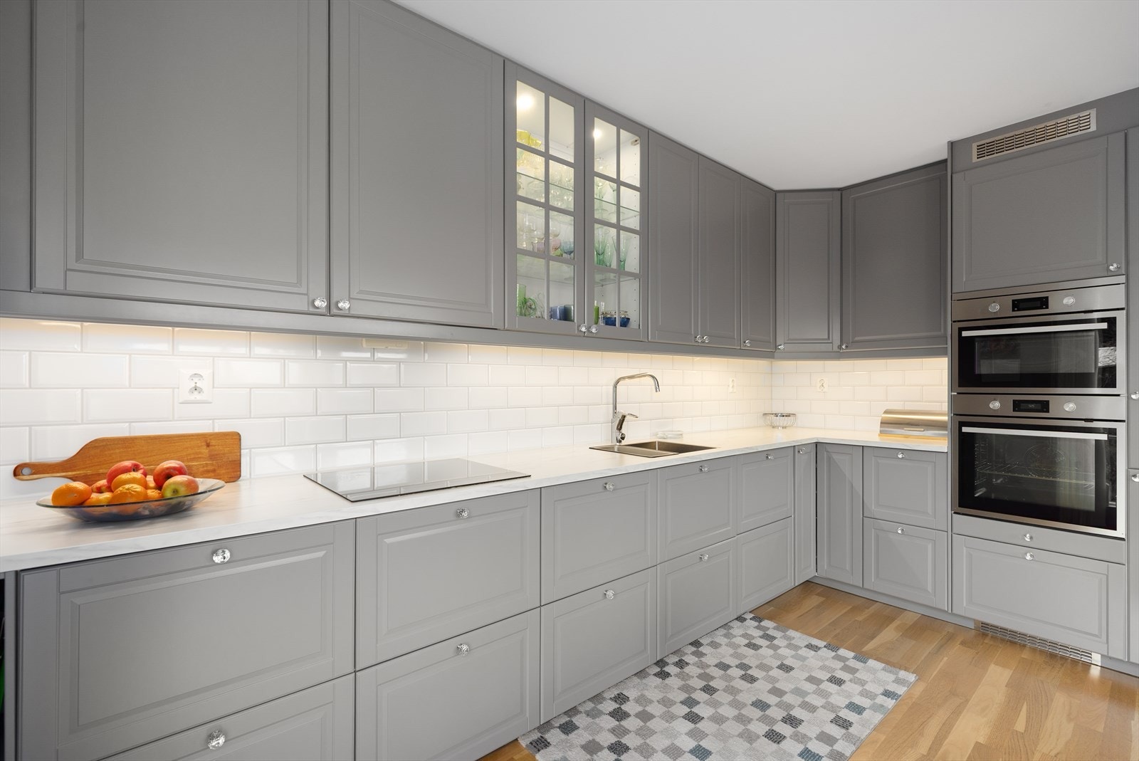 2019: Hvitevarer er integrert å består av koketopp, stekeovn, mikrobølgeovn, kjøl-/fryseskap og oppvaskmaskin. Det er montert vannstoppersystem i kjøkkenbenk og komfyrvakt over kokesone Galleribilde