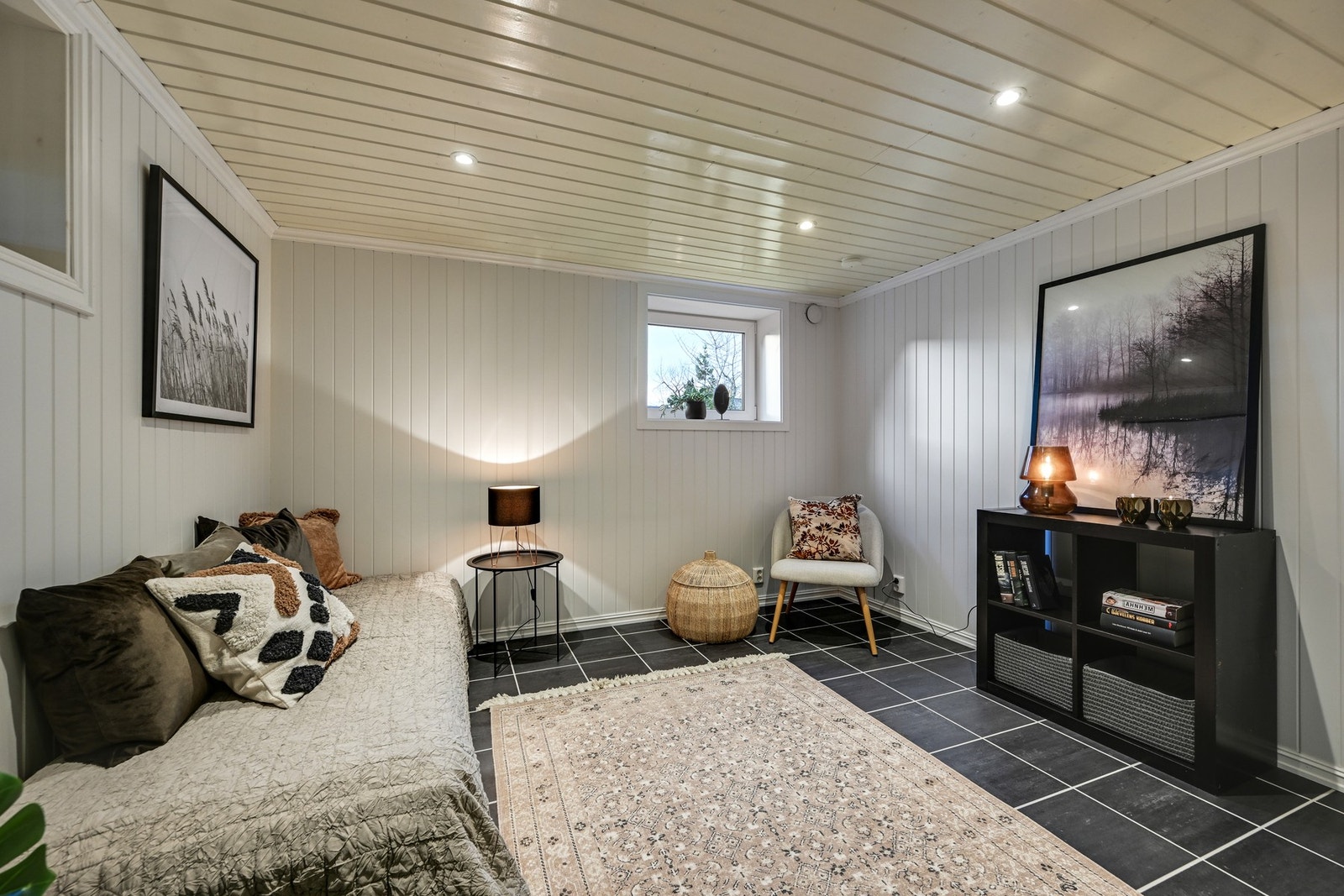 Den store garderobeløsningen i gangen gjør at man kan utnytte plassen til andre ting. Galleribilde