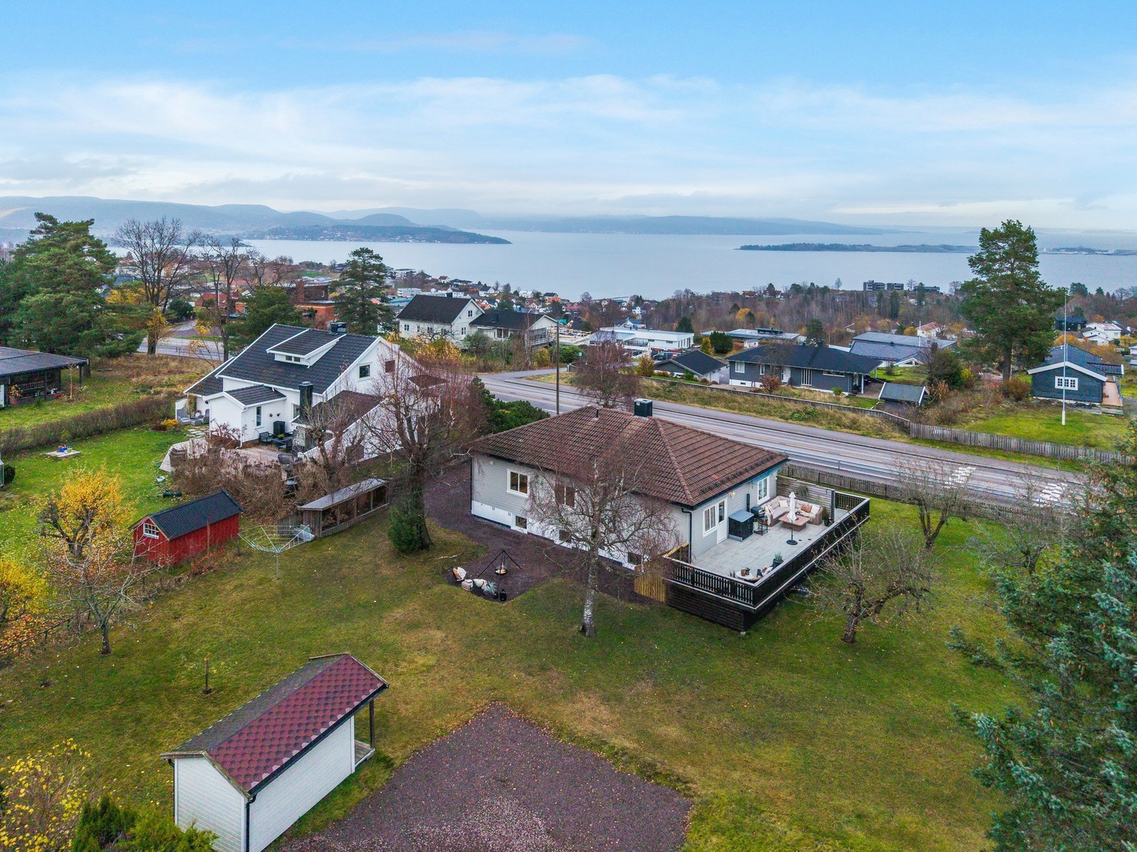 Det er gåavstand til bussholdeplass, dagligvare, senter og det meste av fasiliteter man trenger i hverdagen. Galleribilde
