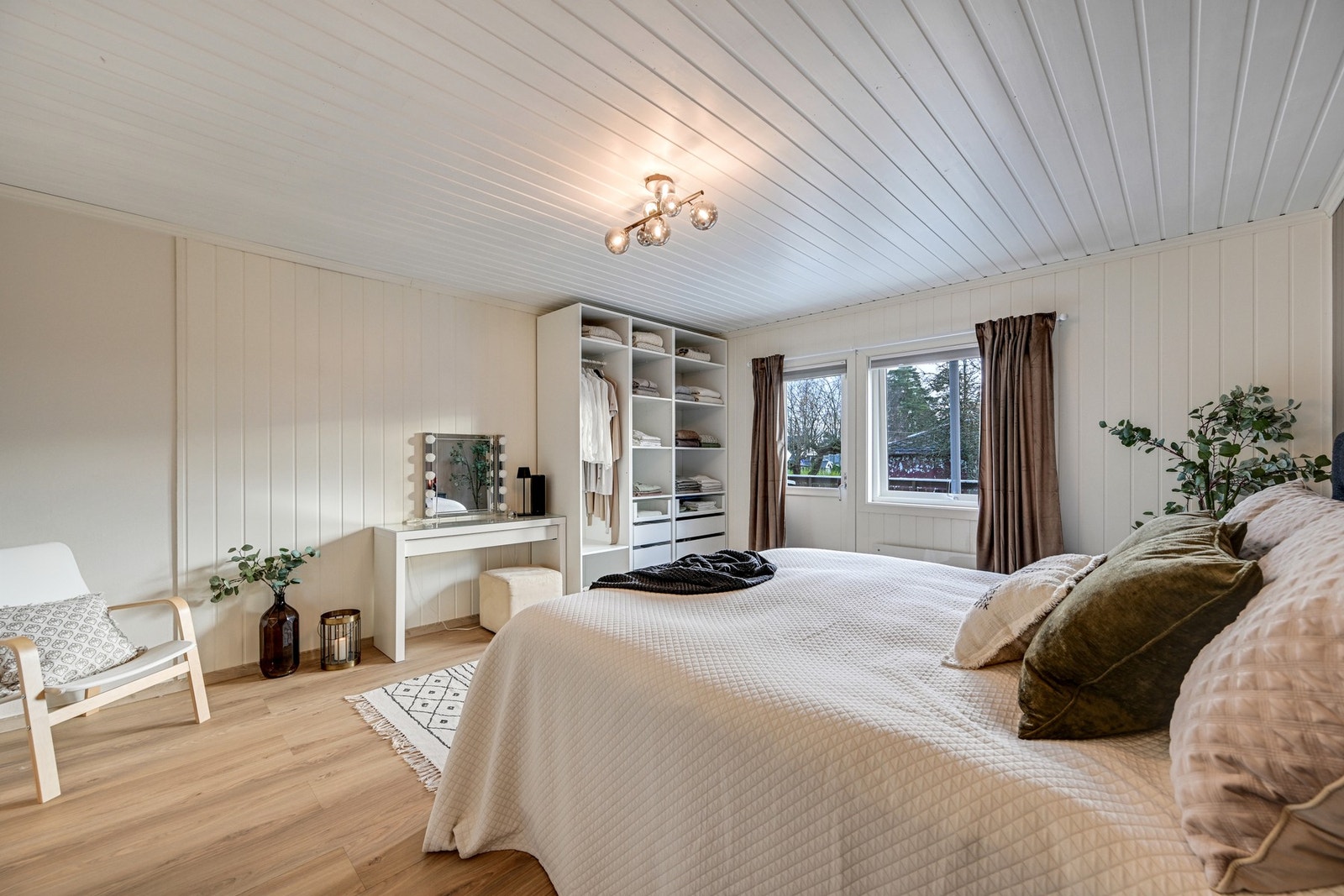 Romslig hovedsoverom med tilknyttet bad og utgang til terrassen. Pene overflater og naturlig lysinnslipp. Galleribilde