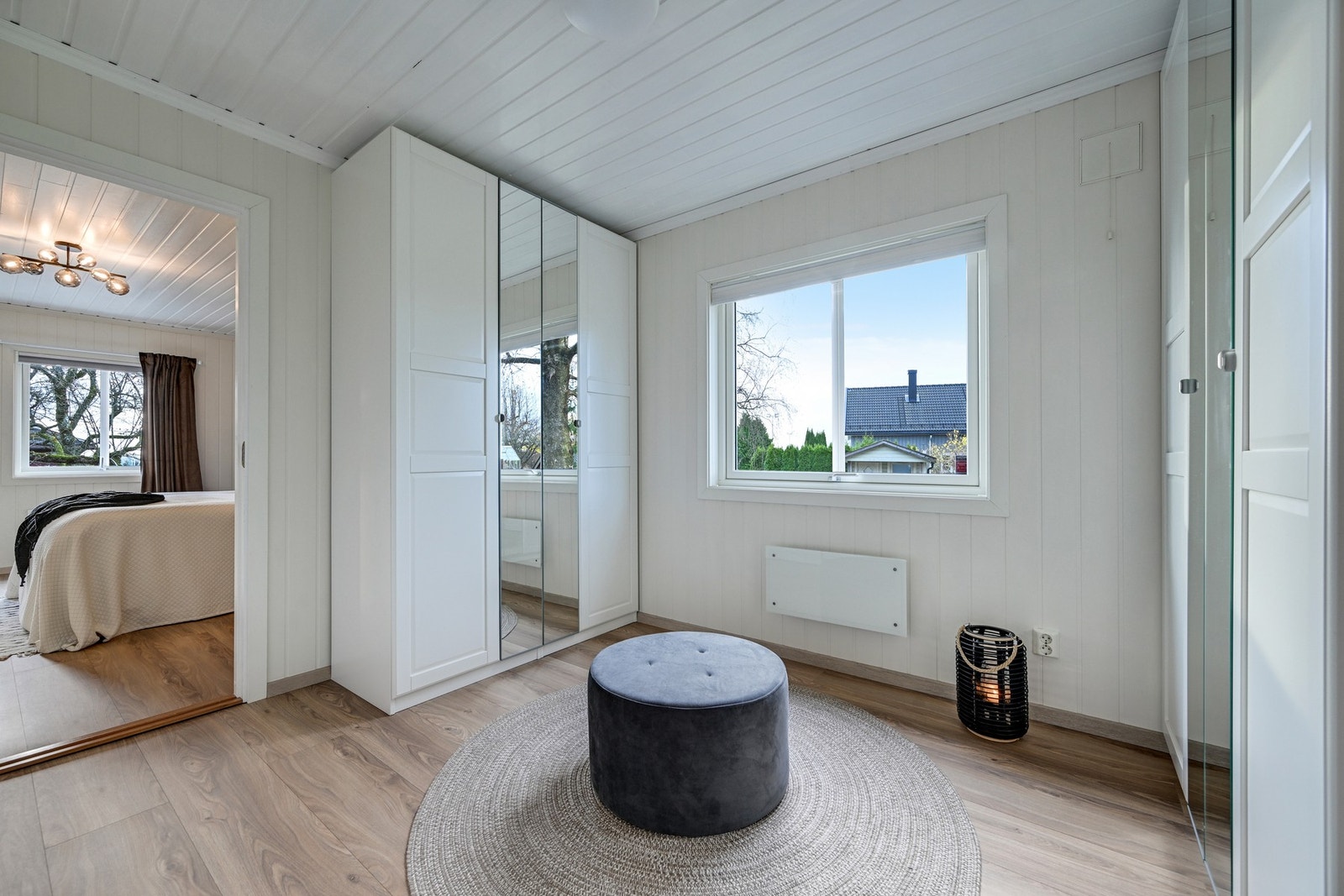 Romslig garderobe i tilknytning til soverommet. Galleribilde