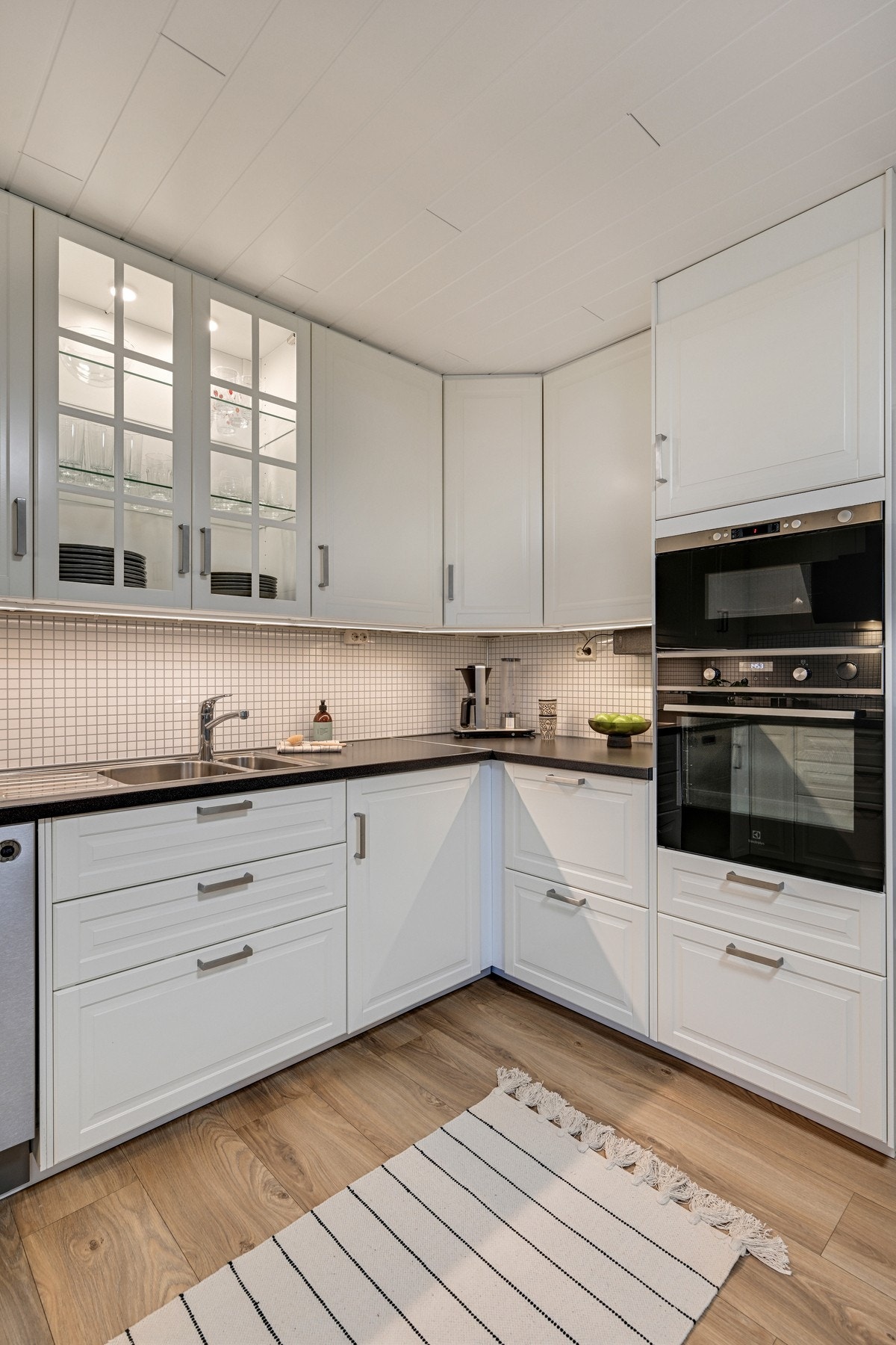 Integrerte hvitevarer, og legg merke til overskapet med spottbelysning. Galleribilde