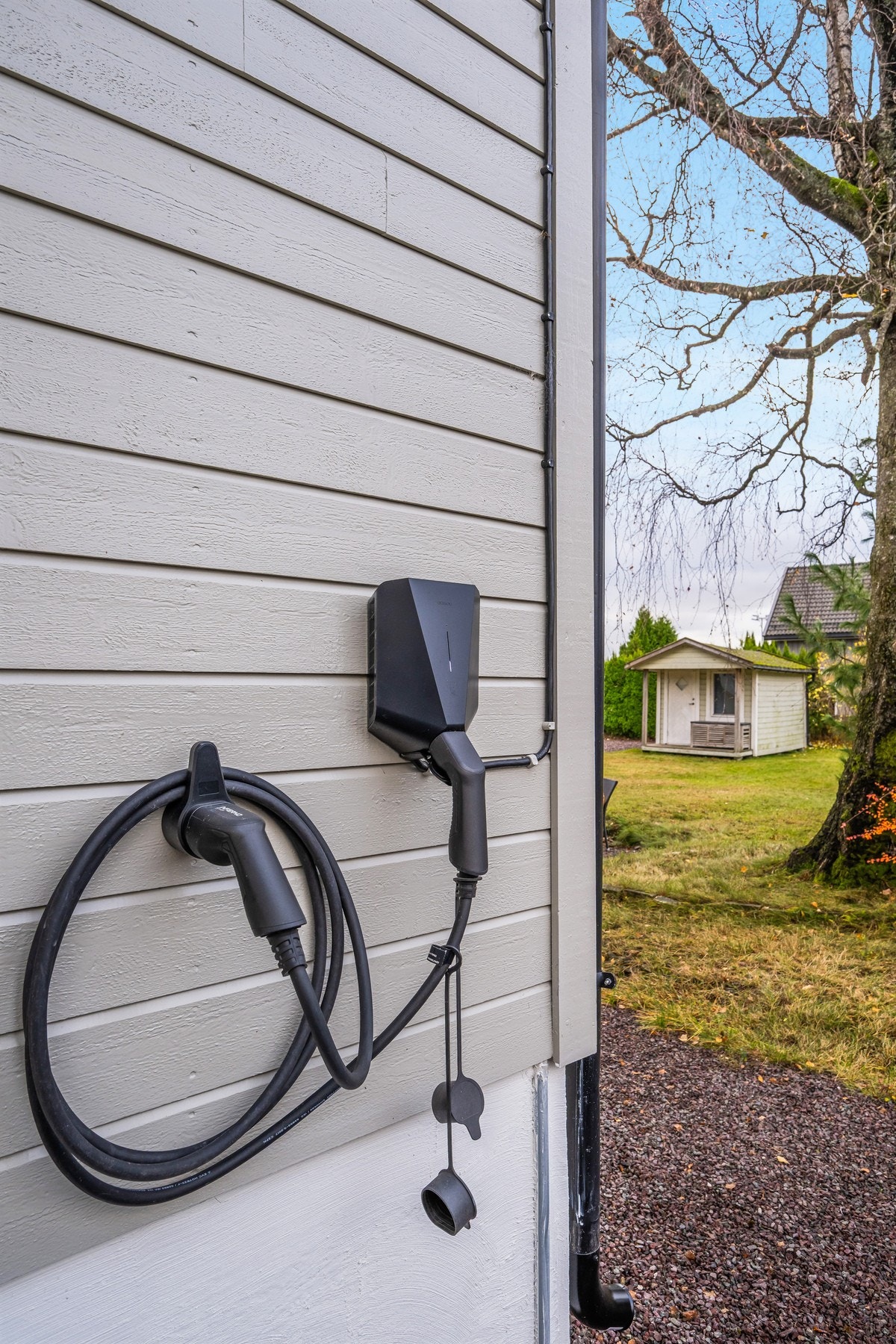 Elbil-lader fra Easee medfølger salget. Galleribilde