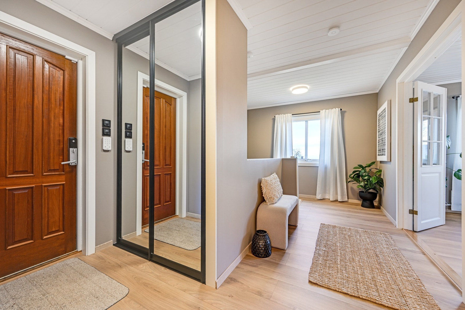 Velkommen inn. Ytterdør med kodelås og en skyvedørsgarderobe for yttertøy og sko. Ytterligere oppbevaringsplass finner man i garderoben like i nærheten. Galleribilde
