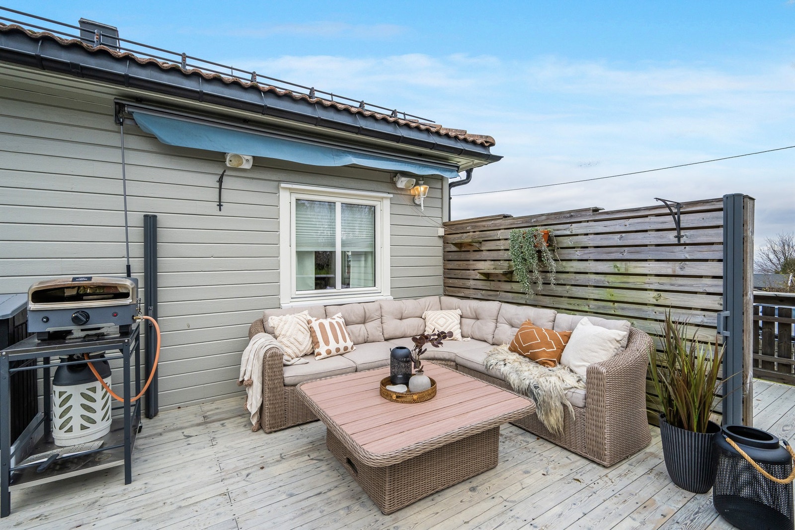 på sørsiden av terrassen er det satt opp en levegg og markise. Galleribilde