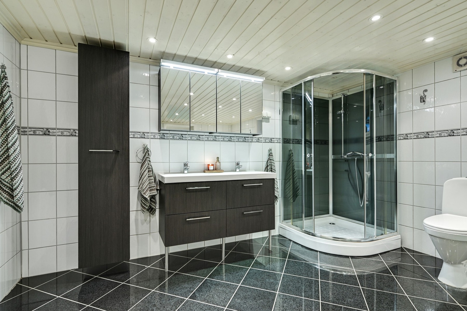 Blanke og mørke fliser på gulvet står i stil med innredningen. Galleribilde