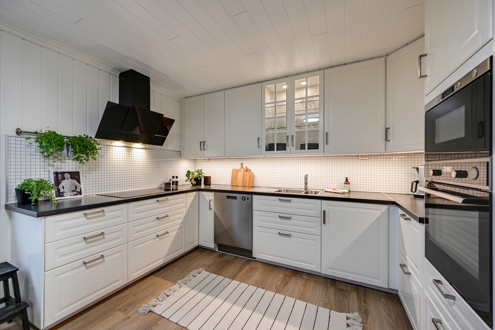 I 2014 ble det pusset opp med et delikat og tidløst kjøkken med lyse fronter med profil. Benkeplaten er av slitesterk laminat. Galleribilde