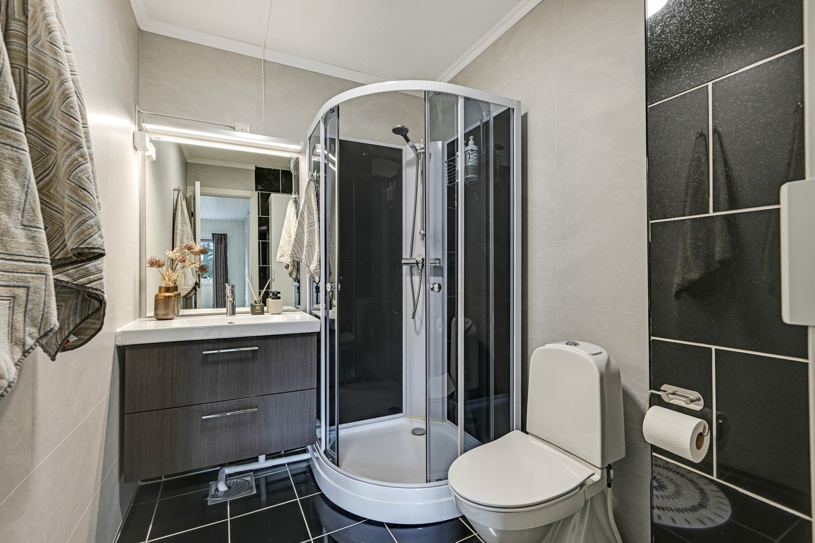 Baderom nr. 2 har direkte adkomst til hovedsoverommet. Galleribilde