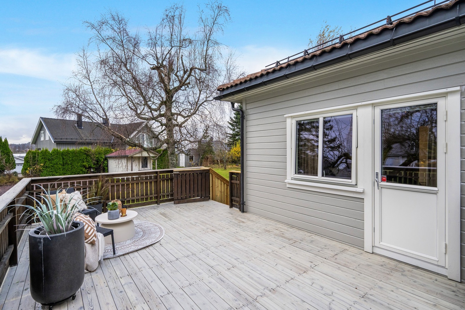 Trapp ned til baksiden av hagen for rask adkomst. Galleribilde