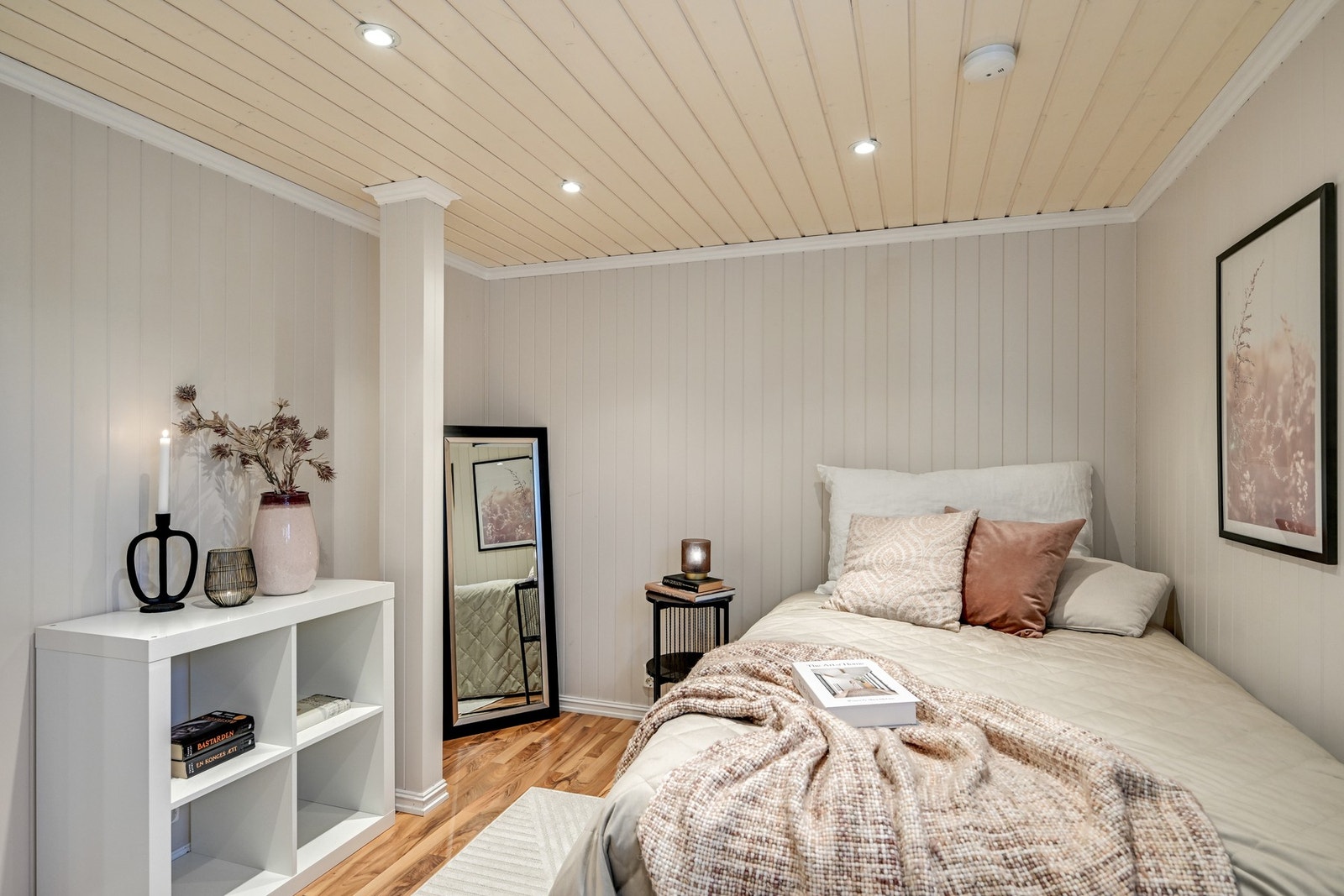 Det er malte panelplater på vegger og panel i taket. Galleribilde